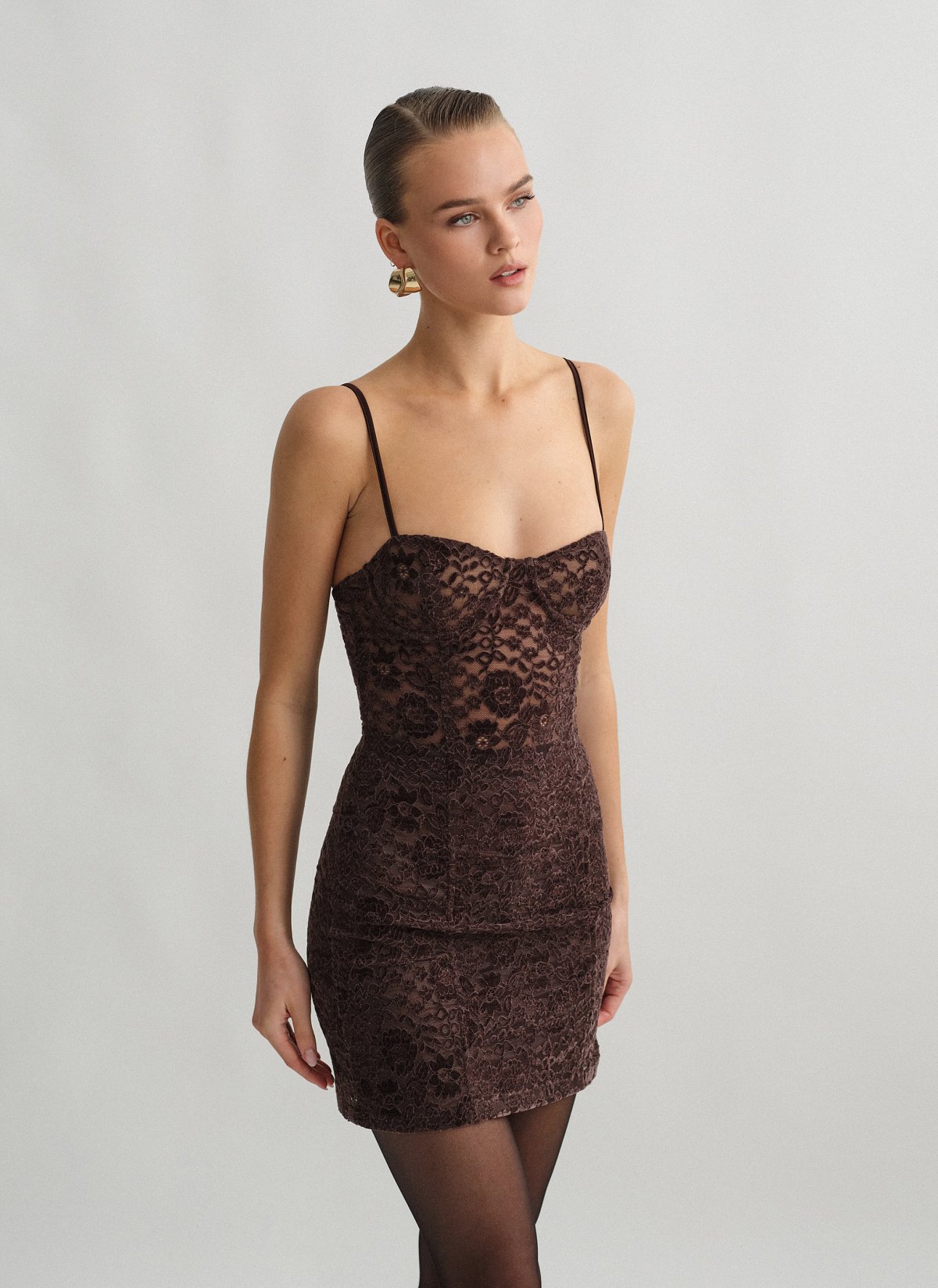 Γυναικείο μίνι φόρεμα δαντέλα με λεπτές ρυθμιζόμενες τιράντες σε βελούδινη υφή