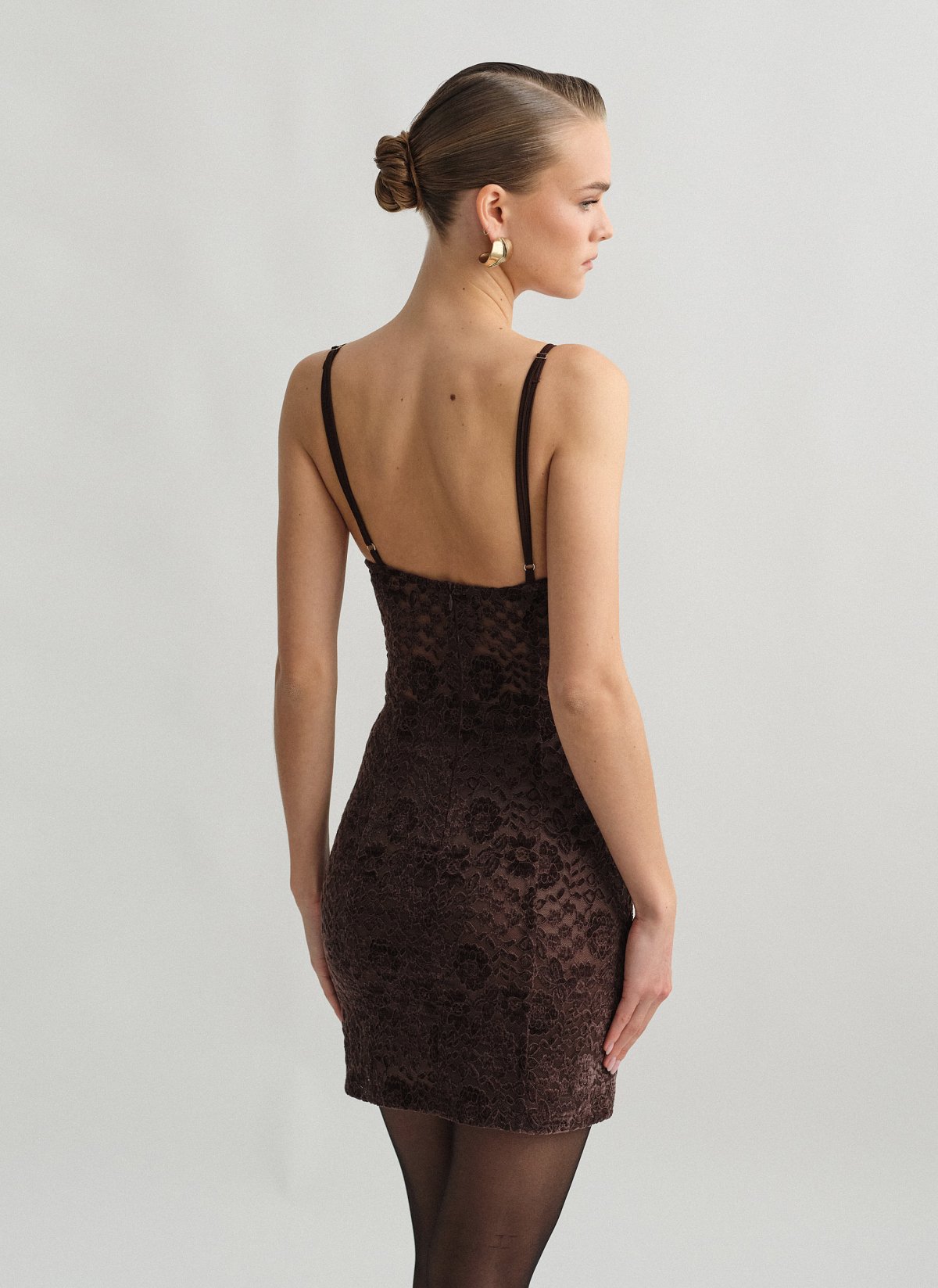 Γυναικείο μίνι φόρεμα δαντέλα με λεπτές ρυθμιζόμενες τιράντες σε βελούδινη υφή