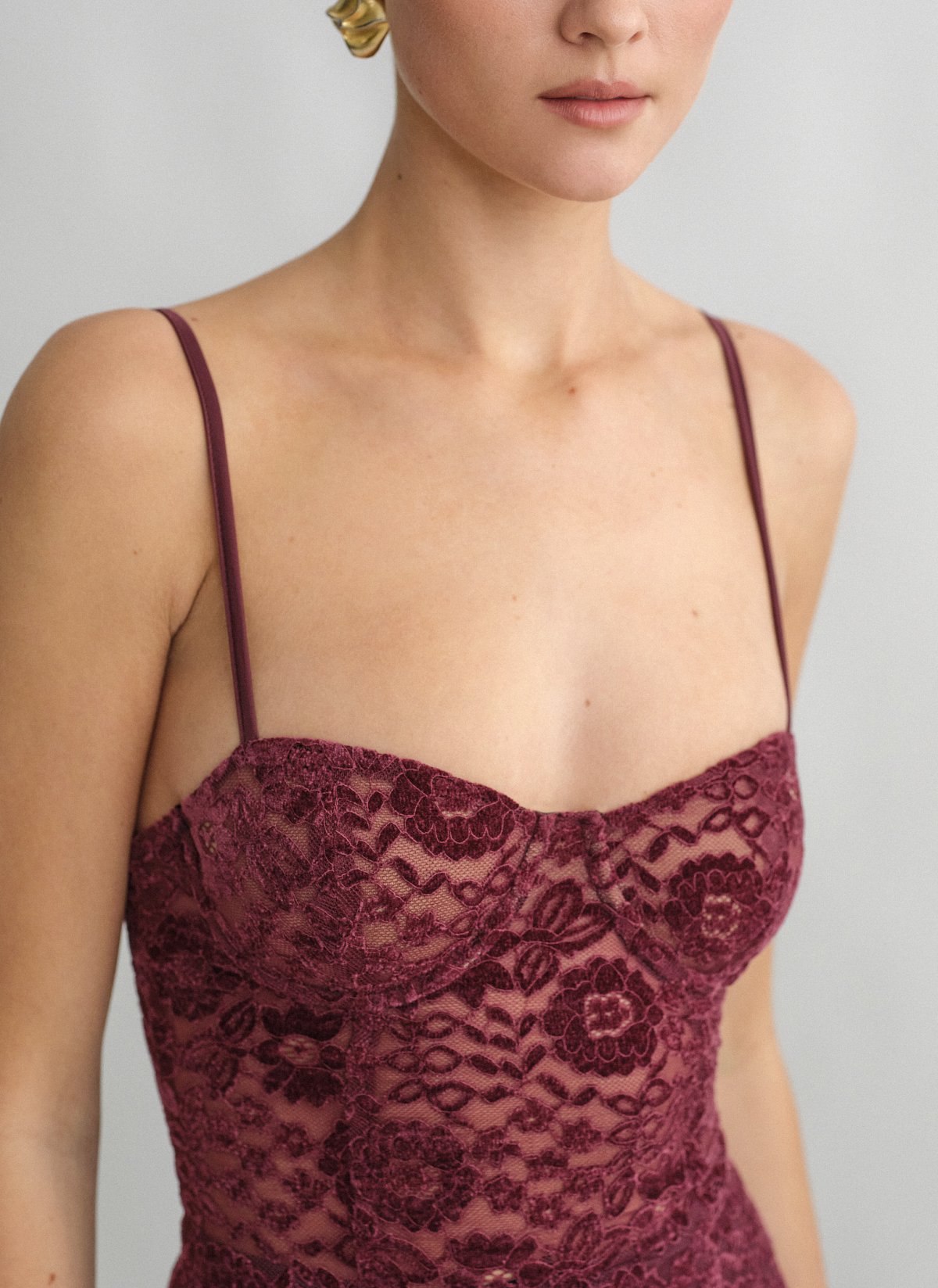 Γυναικείο μίνι φόρεμα δαντέλα με λεπτές ρυθμιζόμενες τιράντες σε βελούδινη υφή