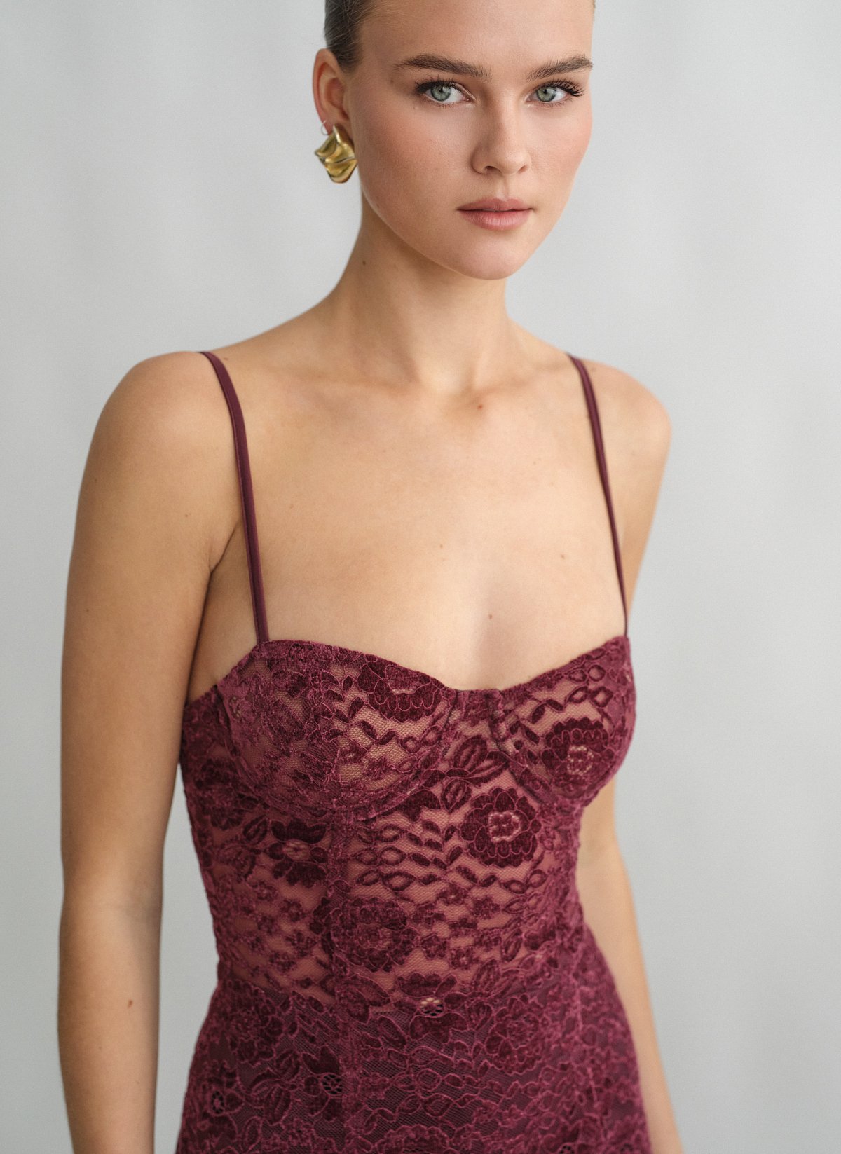 Γυναικείο μίνι φόρεμα δαντέλα με λεπτές ρυθμιζόμενες τιράντες σε βελούδινη υφή