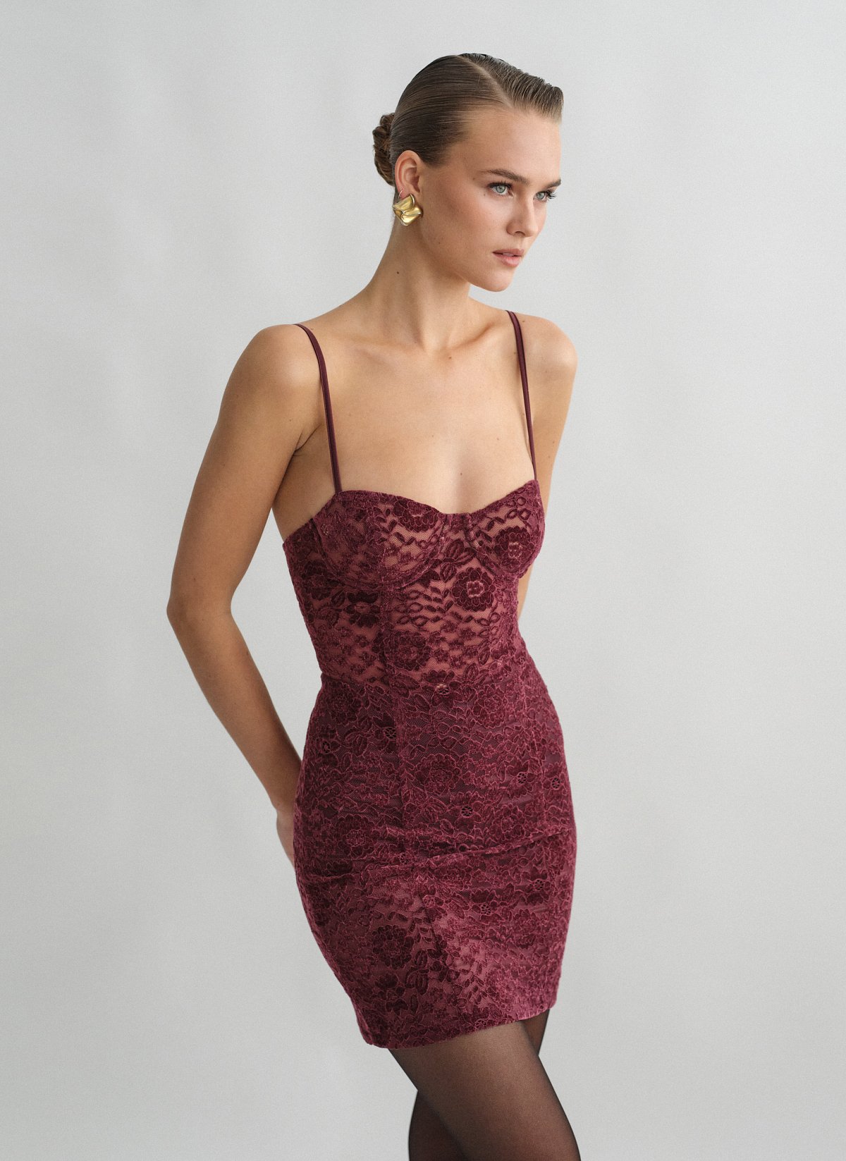 Γυναικείο μίνι φόρεμα δαντέλα με λεπτές ρυθμιζόμενες τιράντες σε βελούδινη υφή