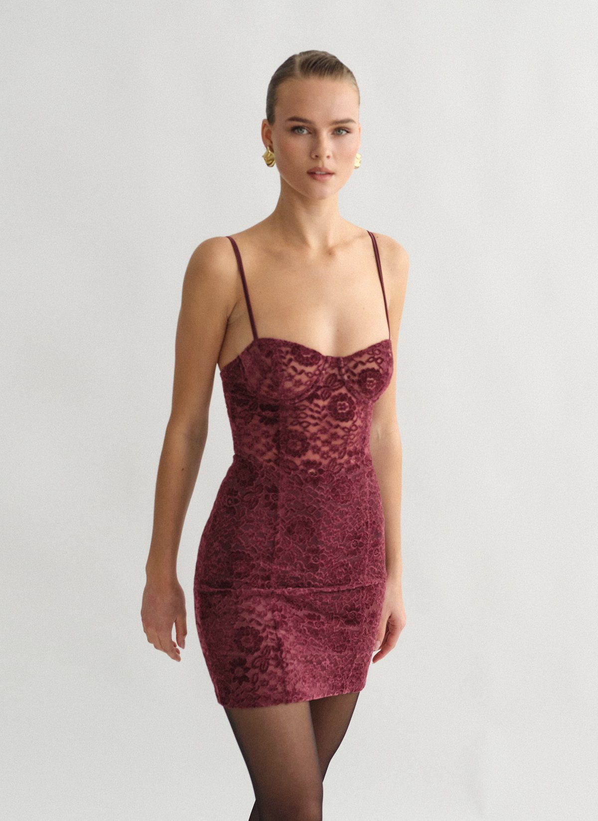 Γυναικείο μίνι φόρεμα δαντέλα με λεπτές ρυθμιζόμενες τιράντες σε βελούδινη υφή