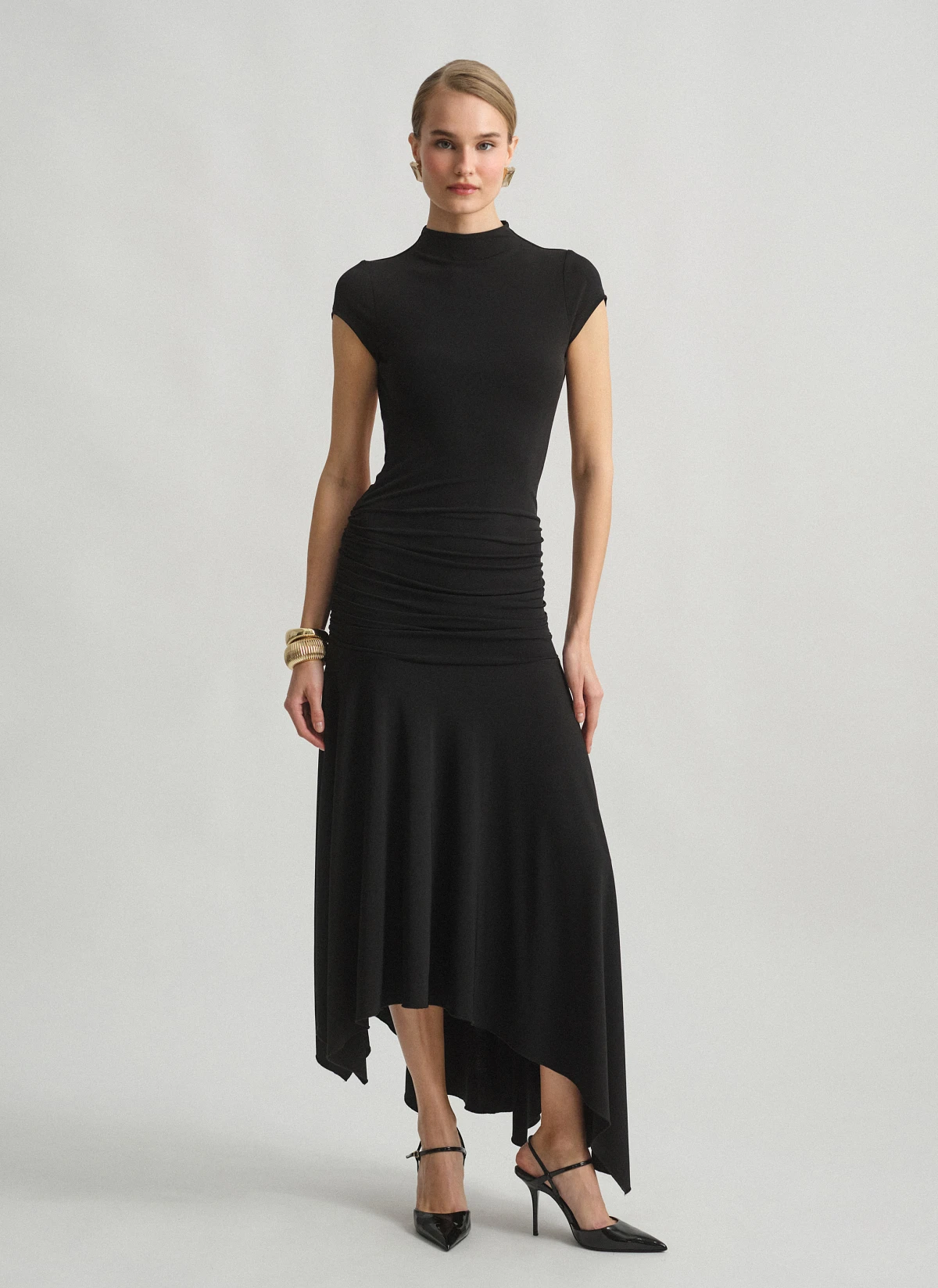 Γυναικείο ασύμμετρο φόρεμα με ανοιχτή πλάτη και εφέ σούρες