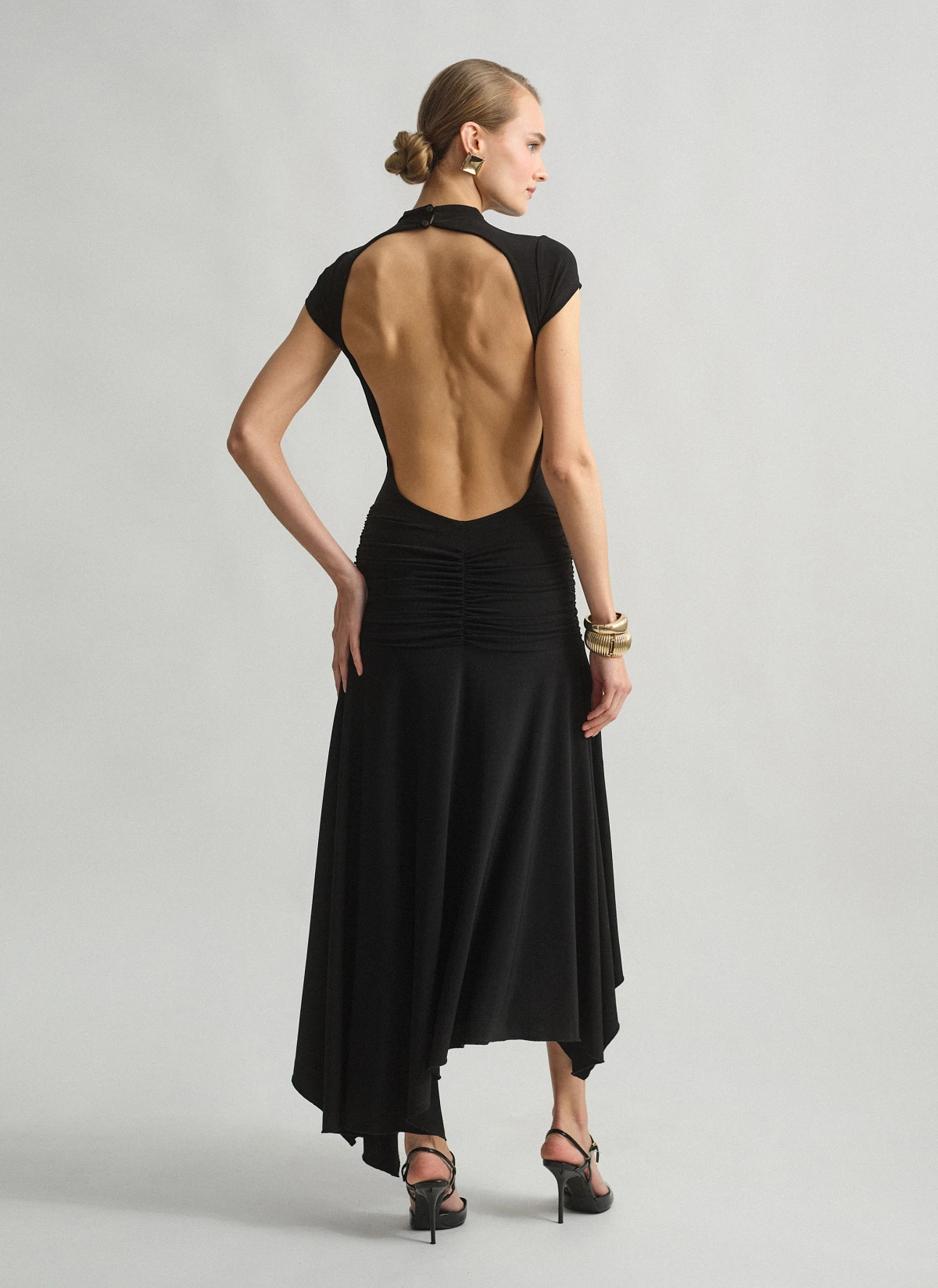 Γυναικείο ασύμμετρο φόρεμα με ανοιχτή πλάτη και εφέ σούρες