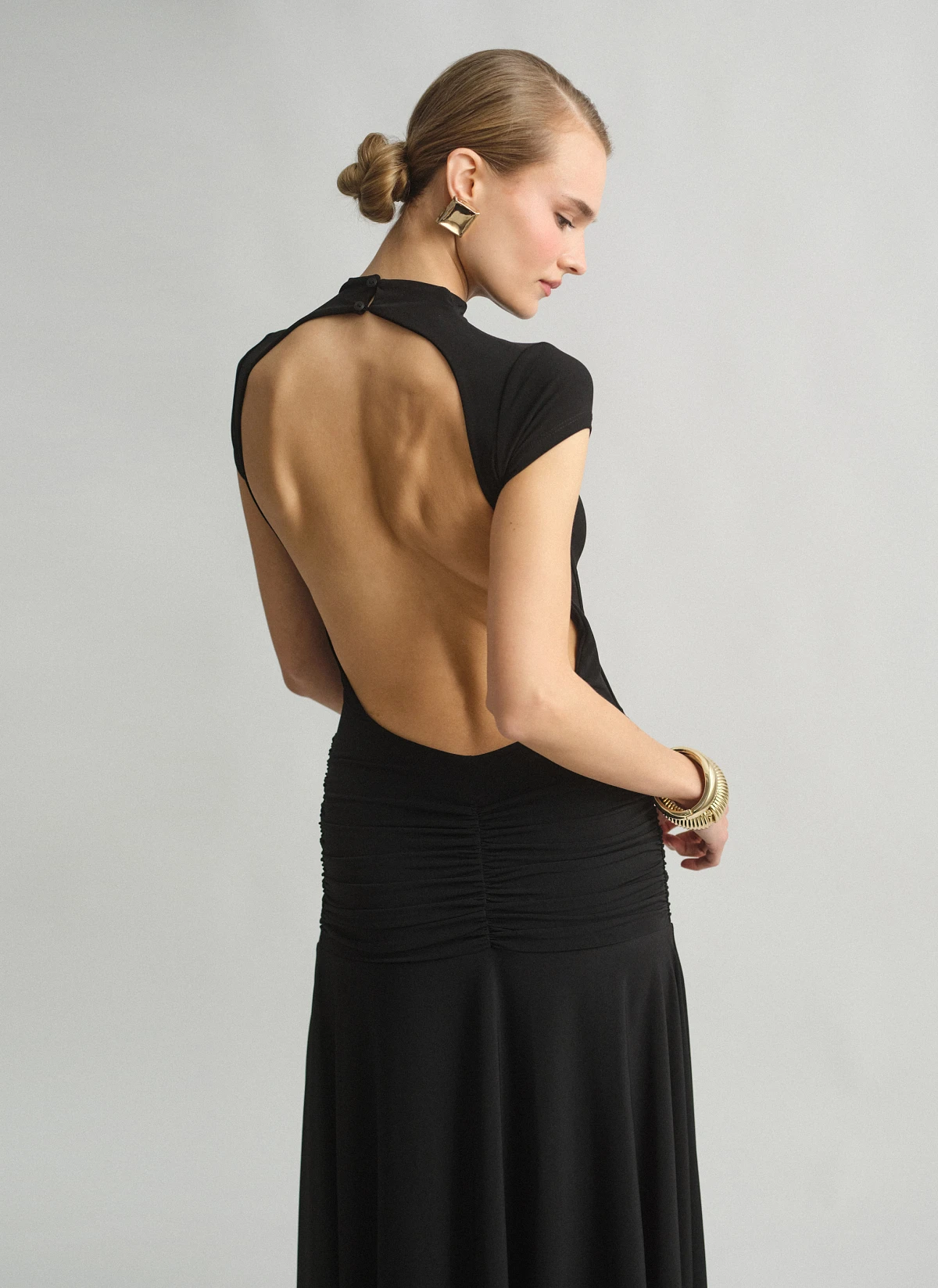 Γυναικείο ασύμμετρο φόρεμα με ανοιχτή πλάτη και εφέ σούρες