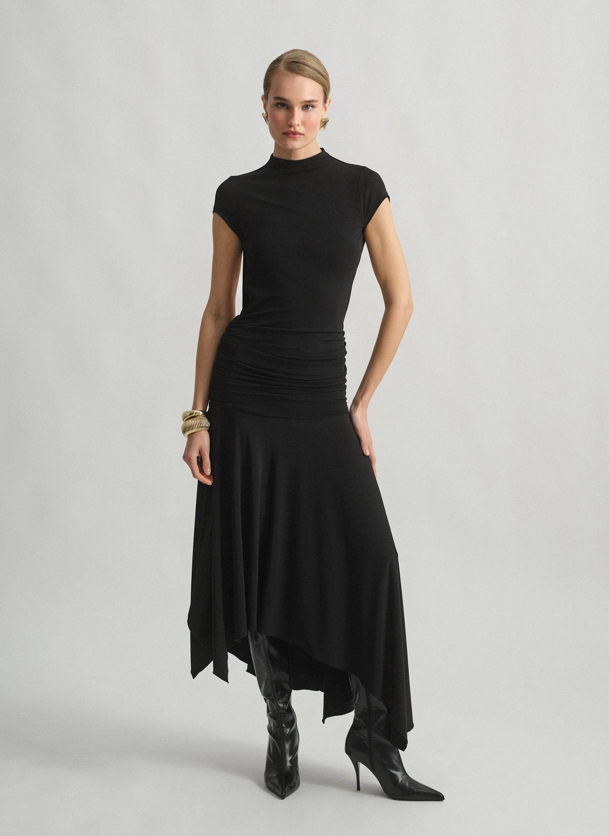 Γυναικείο ασύμμετρο φόρεμα με ανοιχτή πλάτη και εφέ σούρες