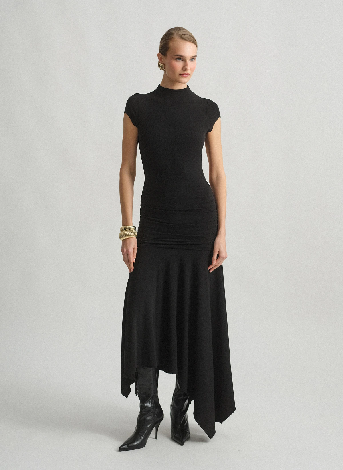 Γυναικείο ασύμμετρο φόρεμα με ανοιχτή πλάτη και εφέ σούρες