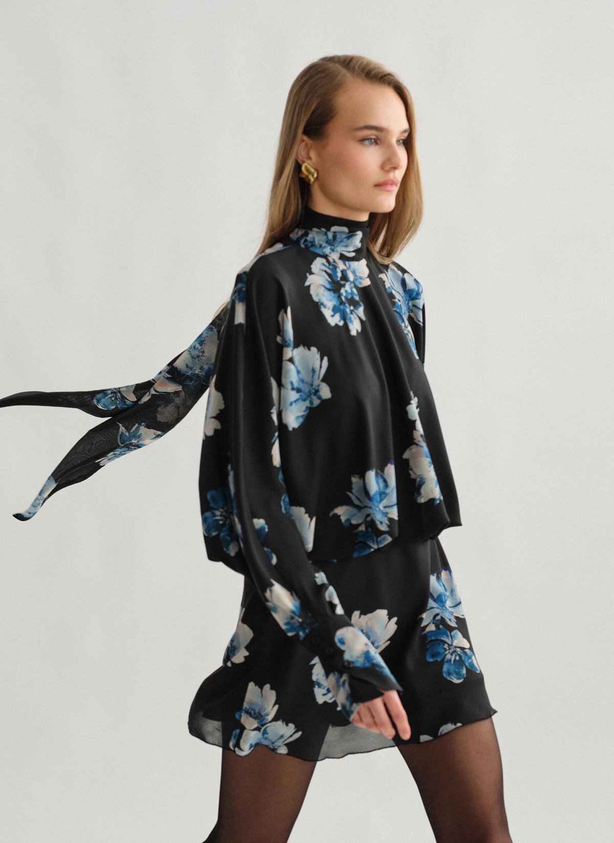 Γυναικείο ημιδιάφανο μακρυμάνικο εμπριμέ μίνι φόρεμα