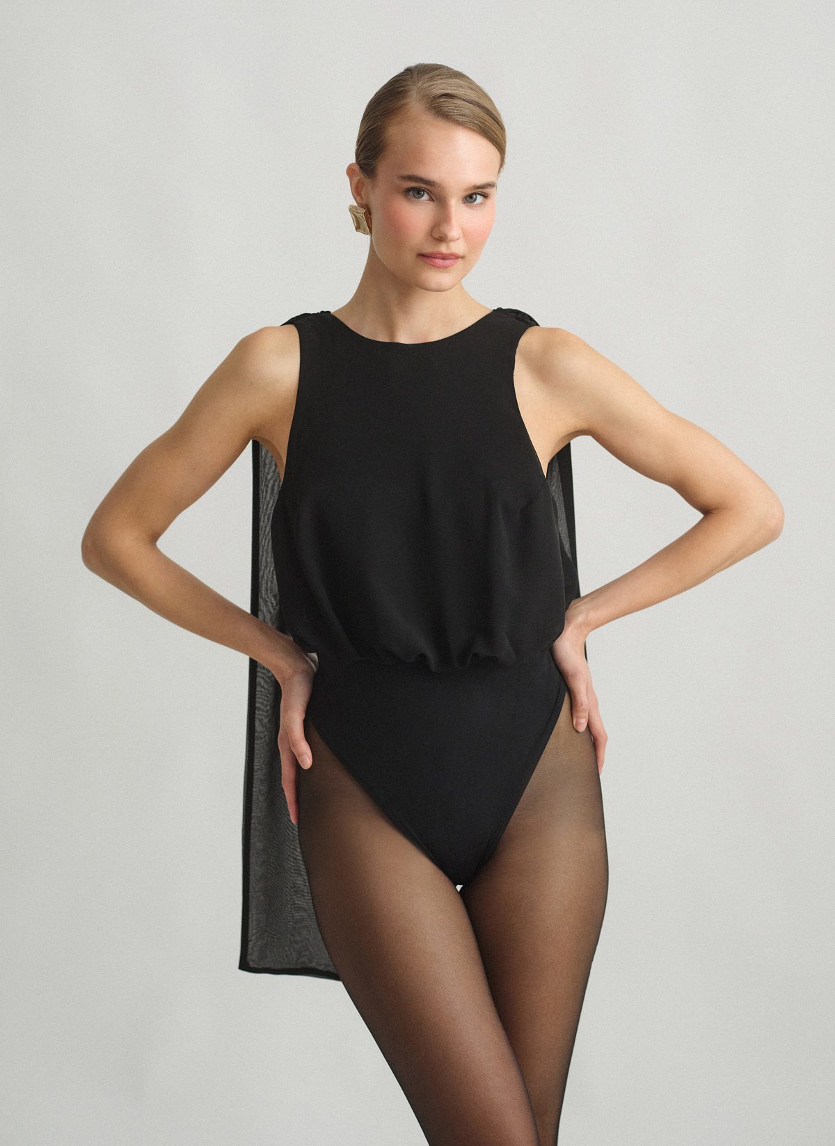 Γυναικείο ημιδιάφανο αμάνικο κορμάκι με ανοιχτή πλάτη και εφέ φουλάρι