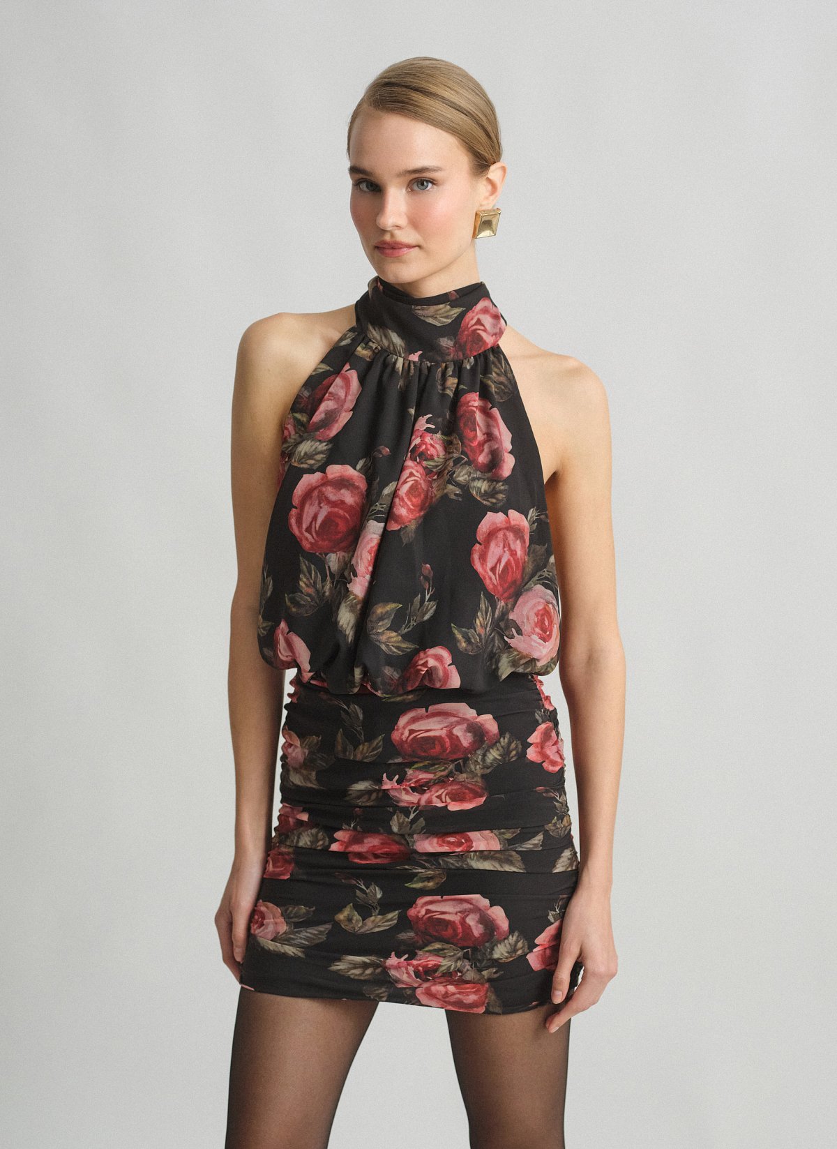 Γυναικείο ημιδιάφανο εμπριμέ halter μίνι φόρεμα με σούρες