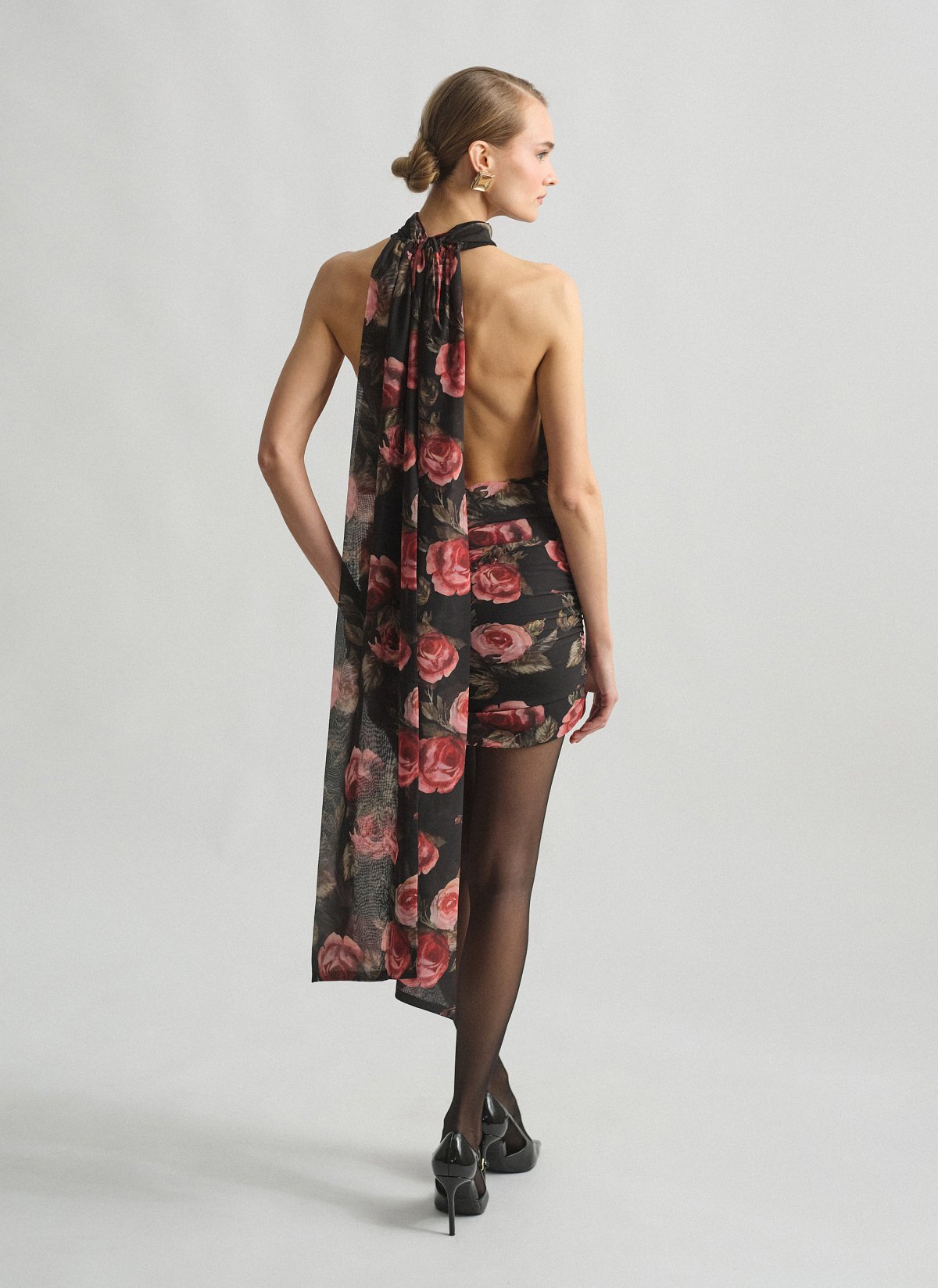 Γυναικείο ημιδιάφανο εμπριμέ halter μίνι φόρεμα με σούρες