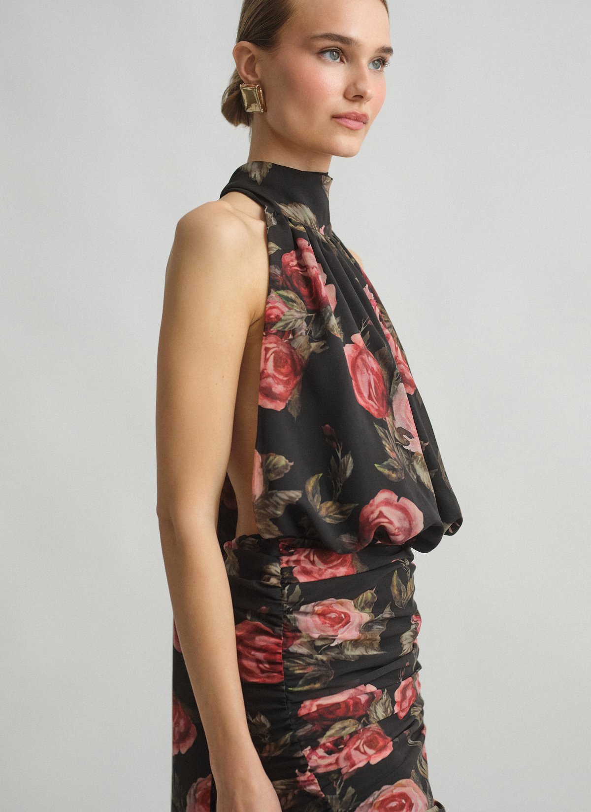 Γυναικείο ημιδιάφανο εμπριμέ halter μίνι φόρεμα με σούρες