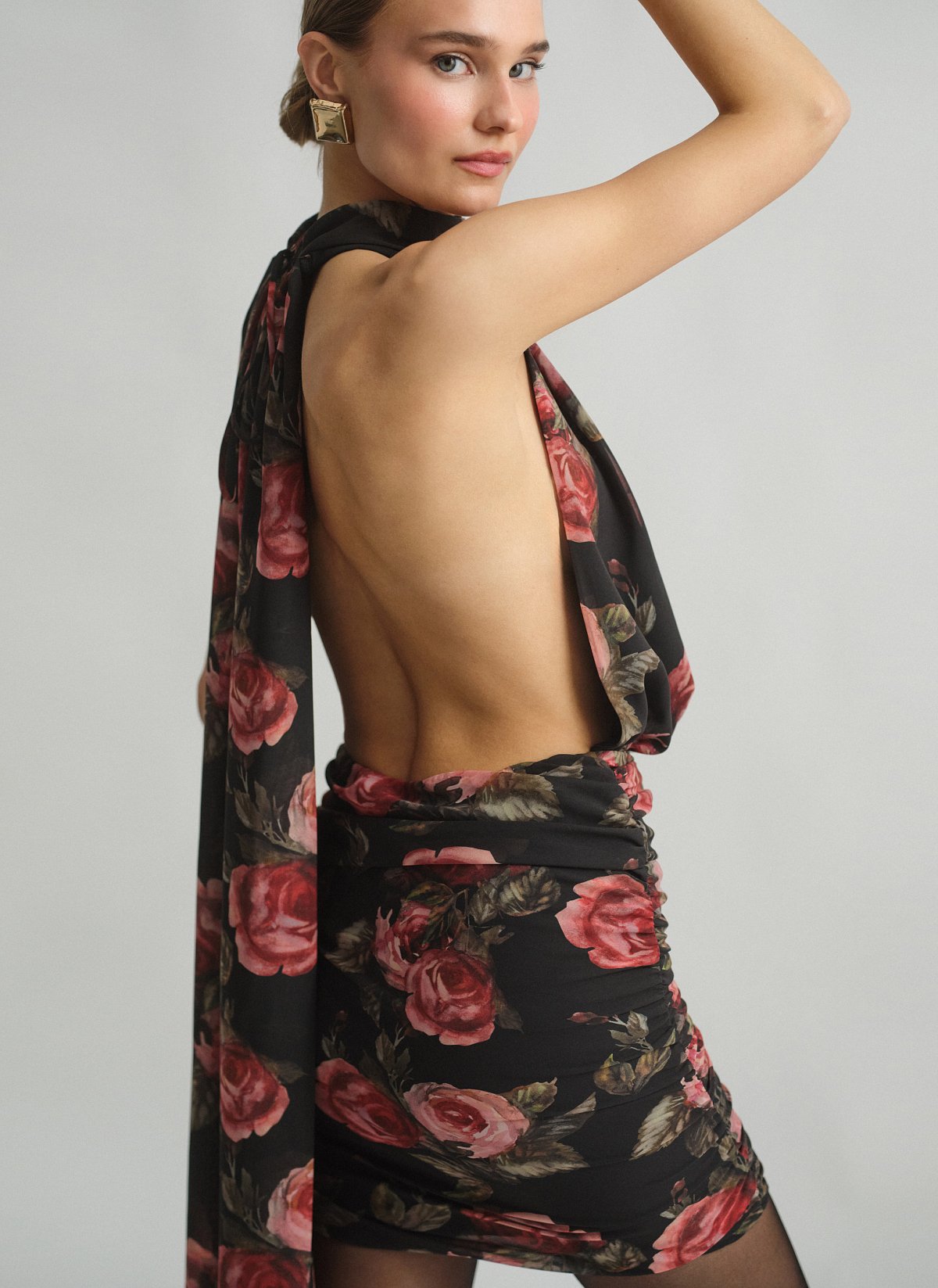 Γυναικείο ημιδιάφανο εμπριμέ halter μίνι φόρεμα με σούρες