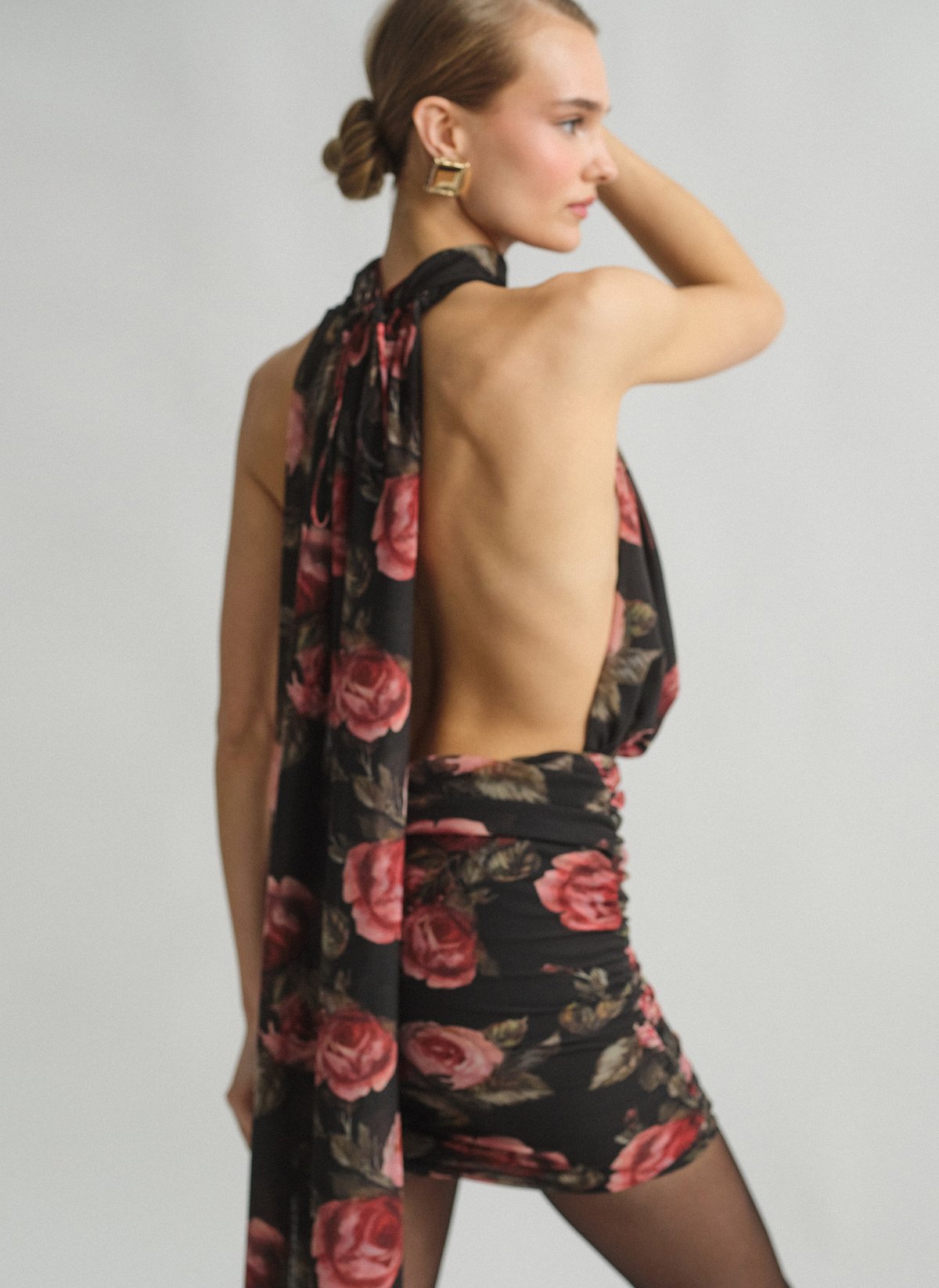 Γυναικείο ημιδιάφανο εμπριμέ halter μίνι φόρεμα με σούρες