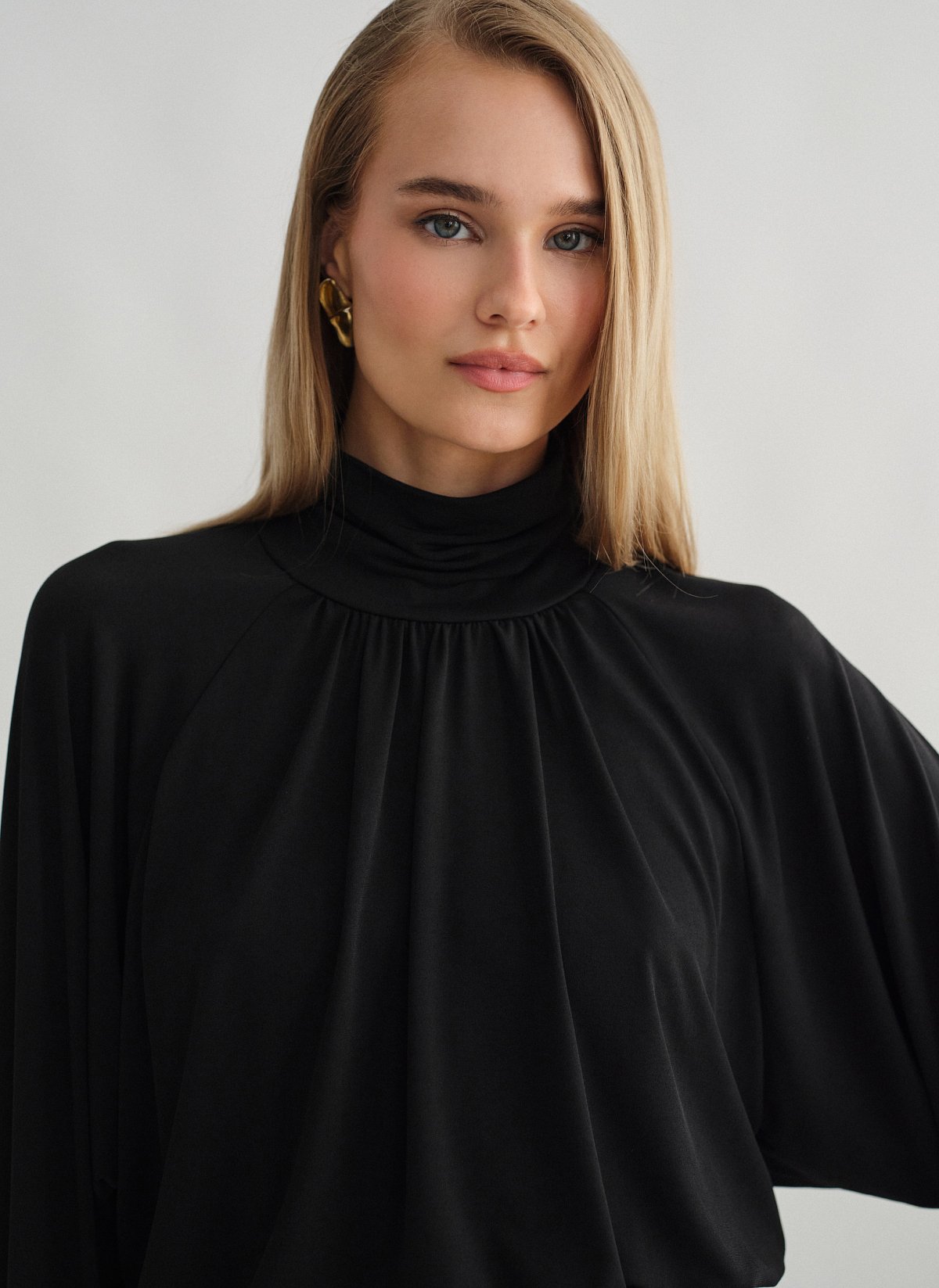 Γυναικεία ριχτή μακρυμάνικη μπλούζα με ανοιχτή πλάτη