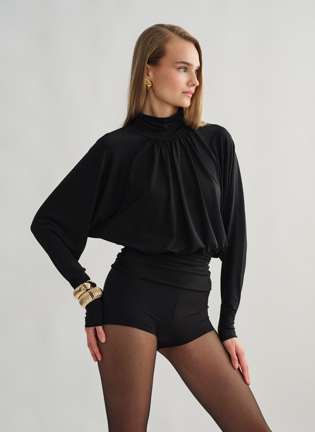 Γυναικεία ριχτή μακρυμάνικη μπλούζα με ανοιχτή πλάτη