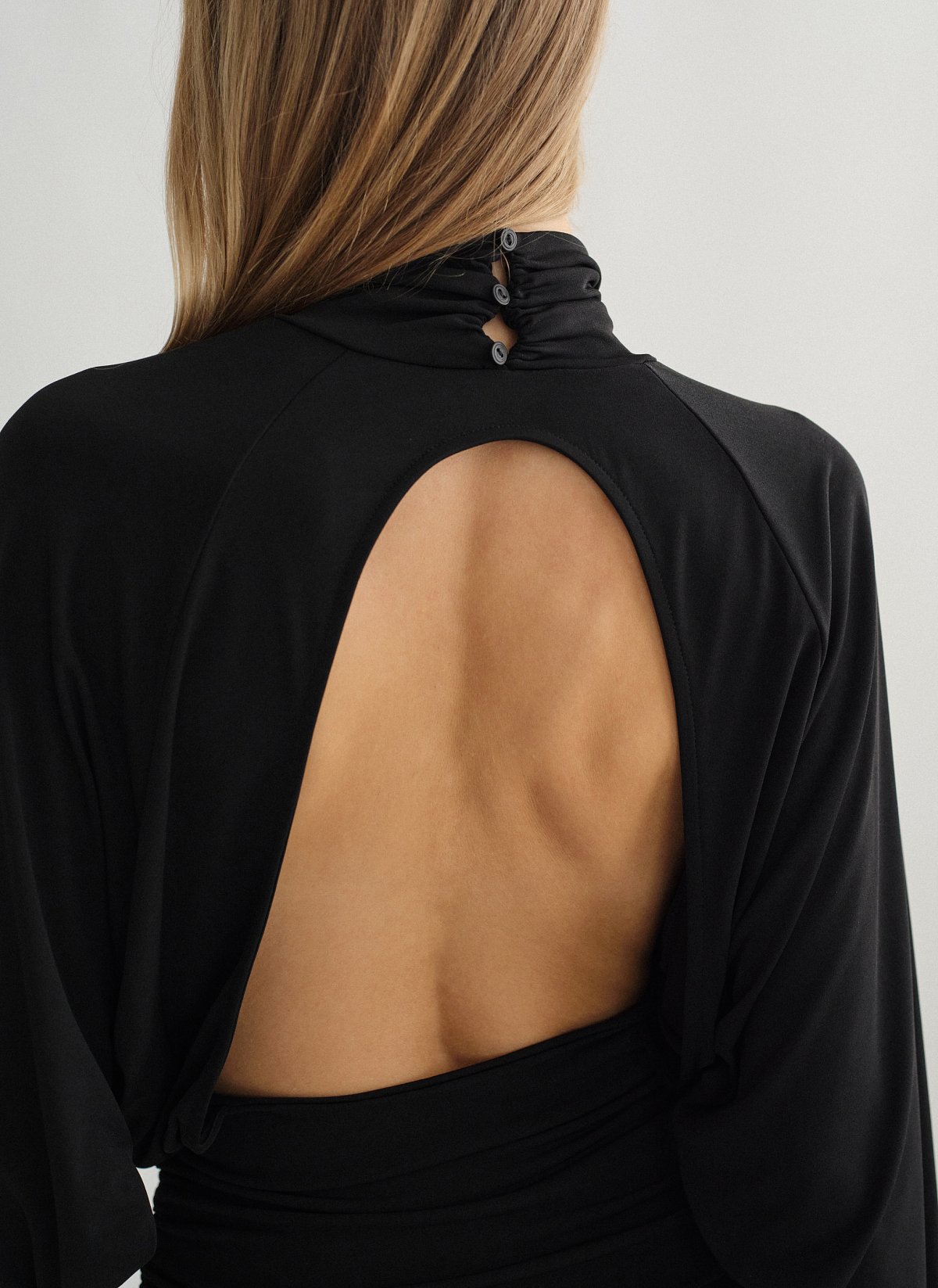 Γυναικεία ριχτή μακρυμάνικη μπλούζα με ανοιχτή πλάτη