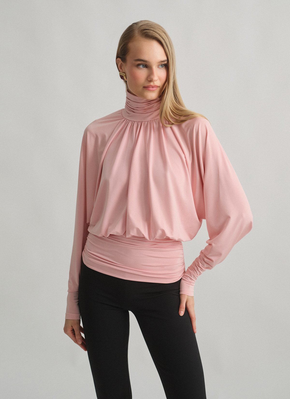 Γυναικεία ριχτή μακρυμάνικη μπλούζα με ανοιχτή πλάτη