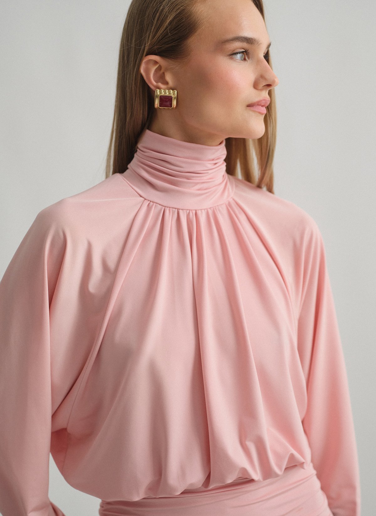 Γυναικεία ριχτή μακρυμάνικη μπλούζα με ανοιχτή πλάτη