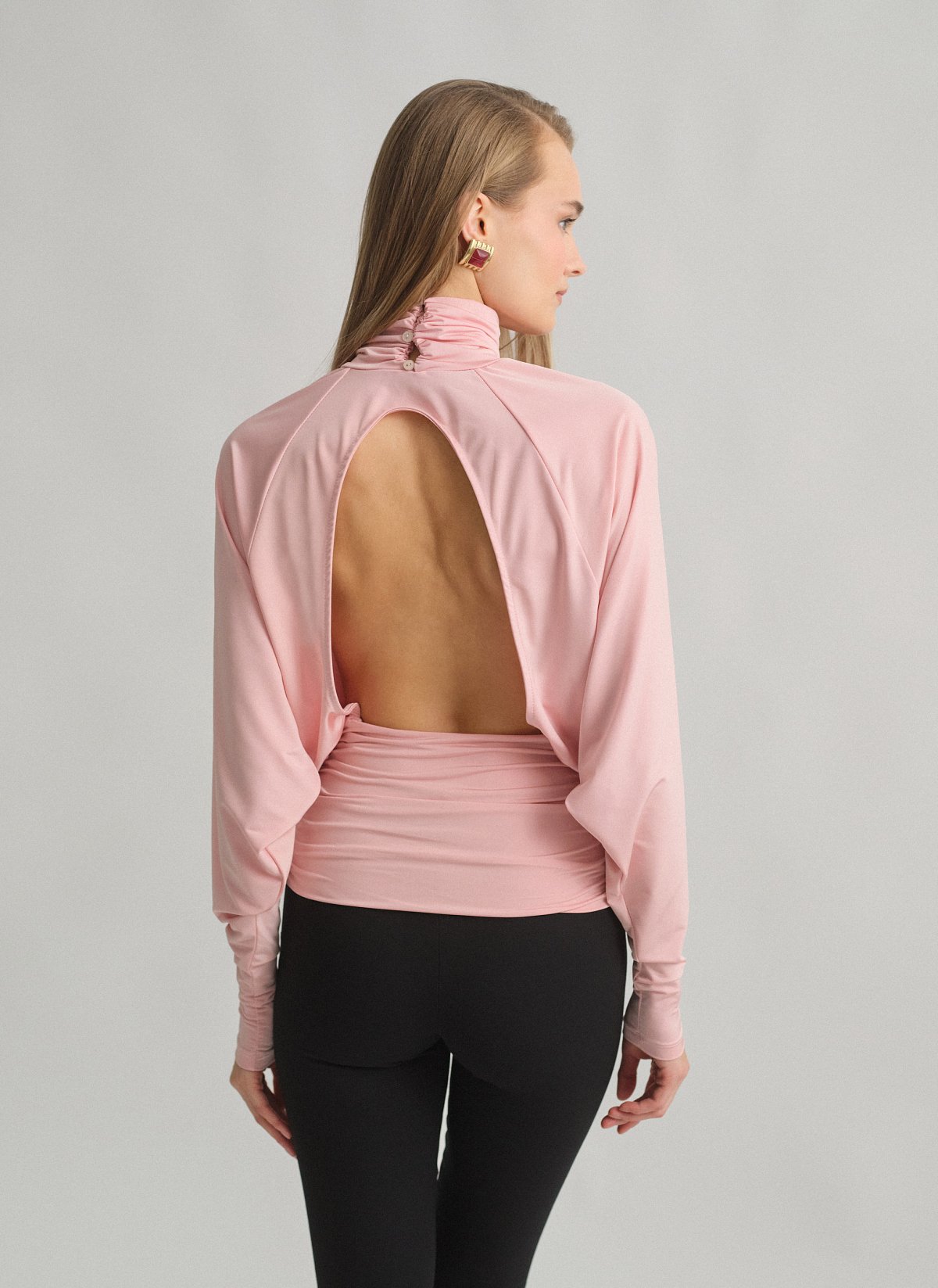 Γυναικεία ριχτή μακρυμάνικη μπλούζα με ανοιχτή πλάτη