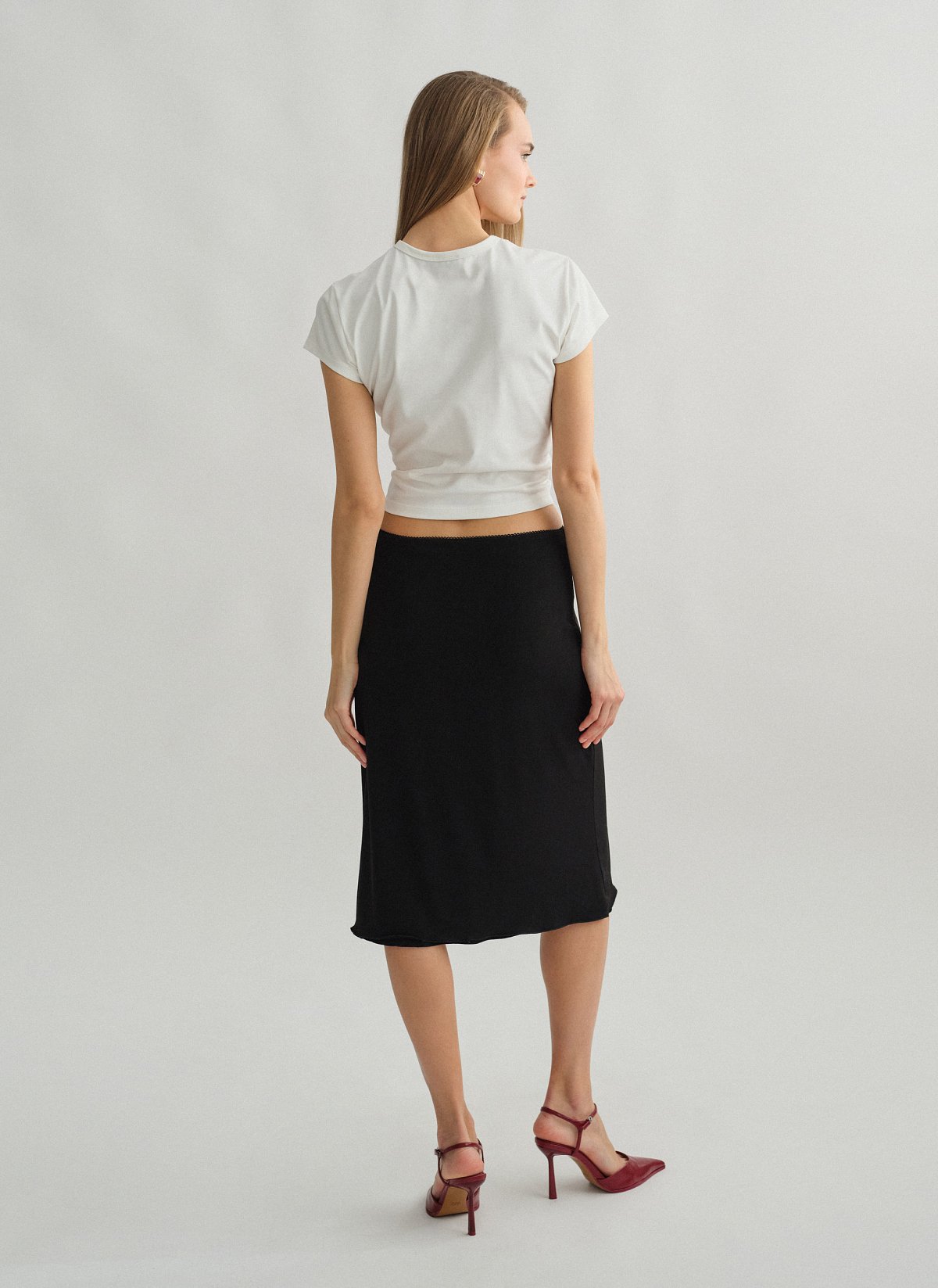 Γυναικεία ελαστική midi φούστα με λεπτομέρεια