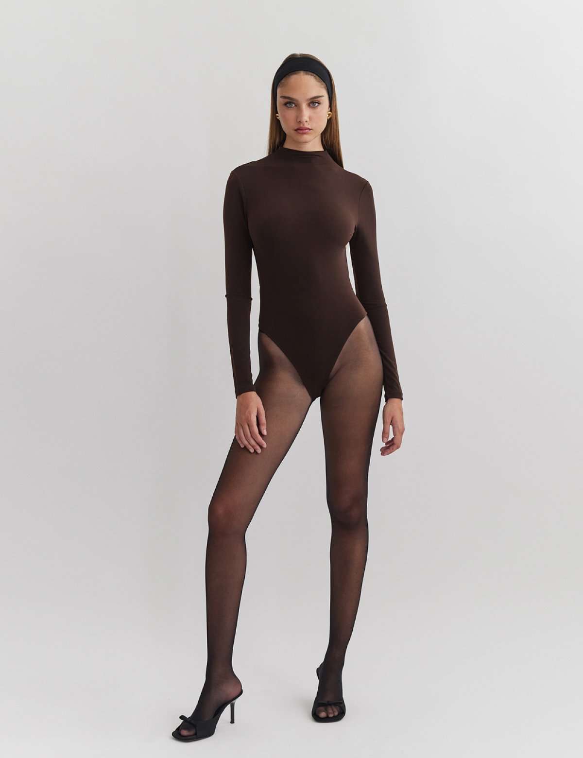 Γυναικείο κορμάκι με γεωμετρικό άνοιγμα στην πλάτη