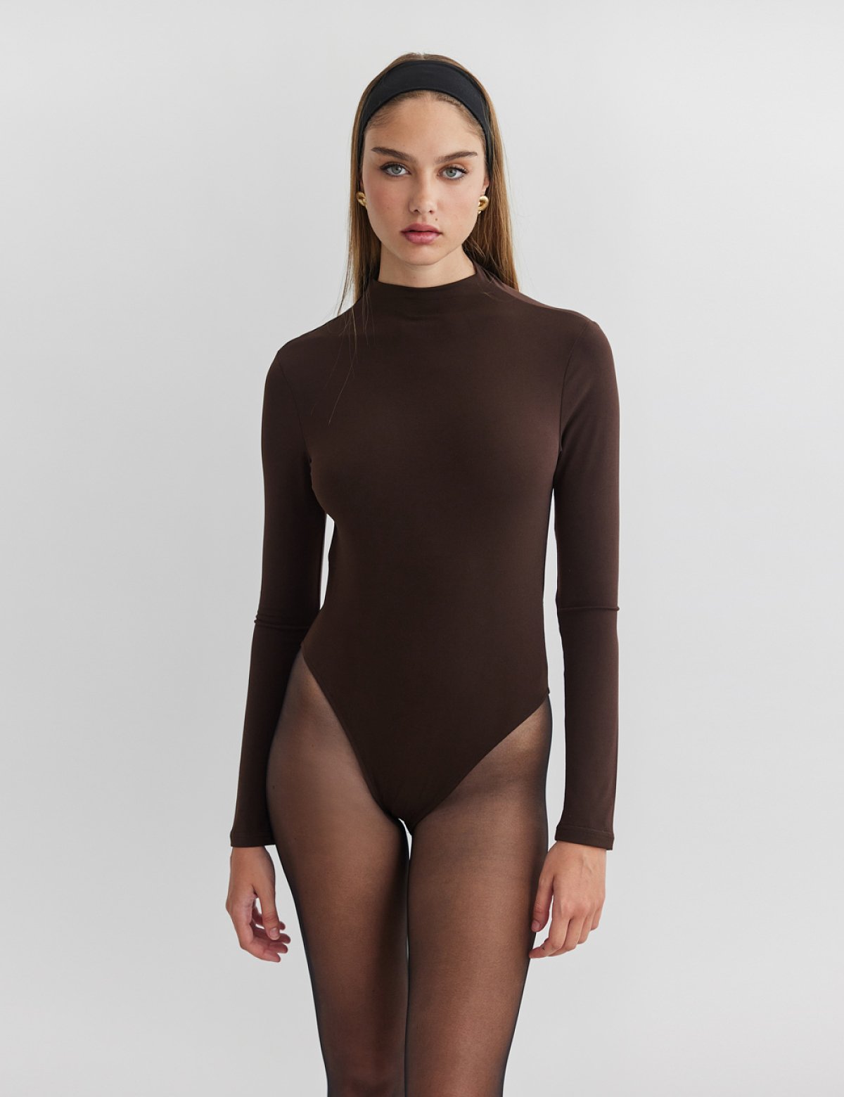 Γυναικείο κορμάκι με γεωμετρικό άνοιγμα στην πλάτη