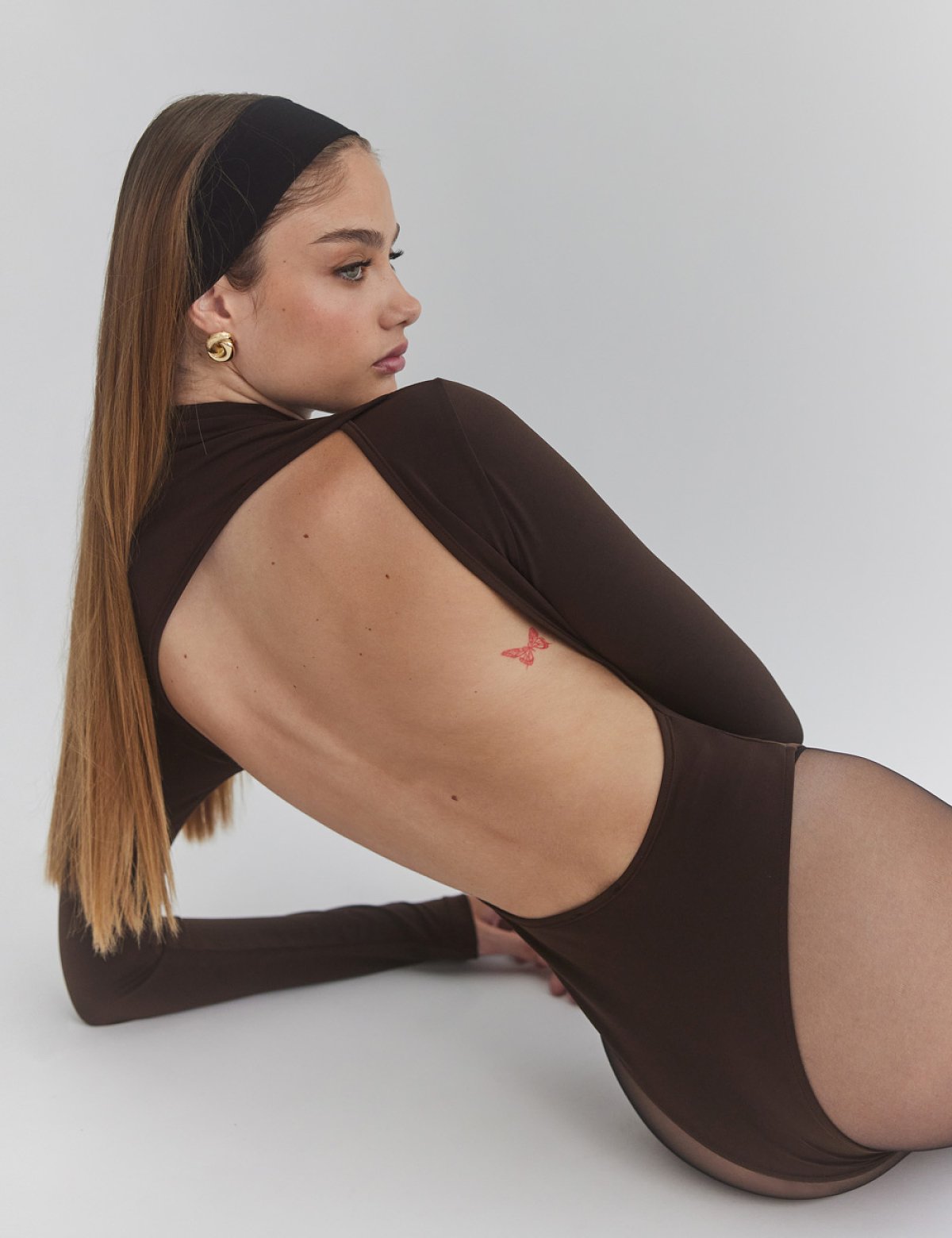 Γυναικείο κορμάκι με γεωμετρικό άνοιγμα στην πλάτη