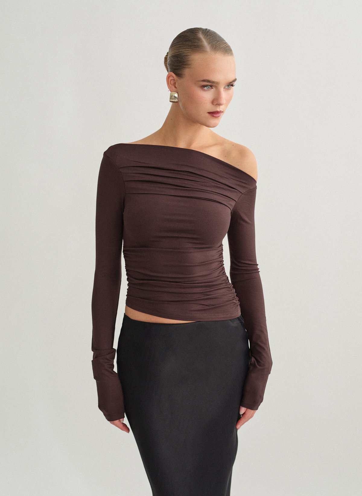 Γυναικεία μακρυμάνικη μπλούζα με λοξό ώμο με σούρες bamboo