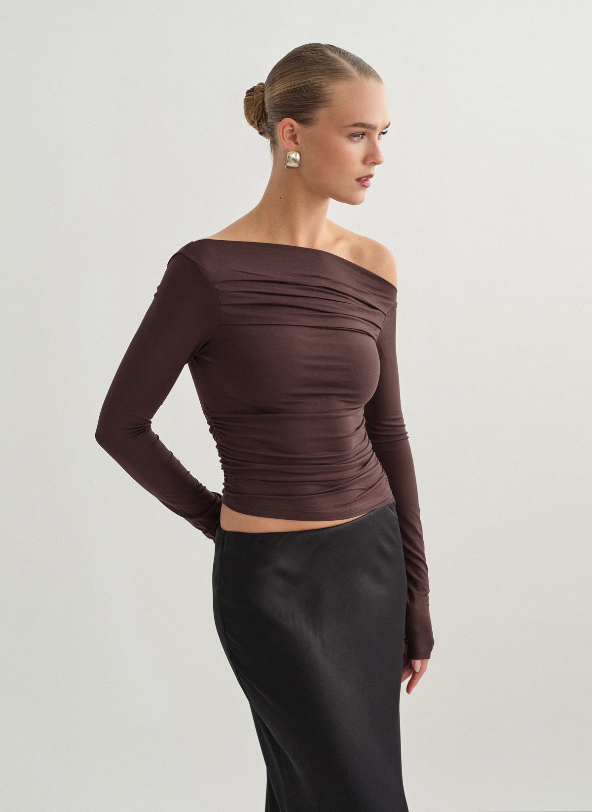 Γυναικεία μακρυμάνικη μπλούζα με λοξό ώμο με σούρες bamboo