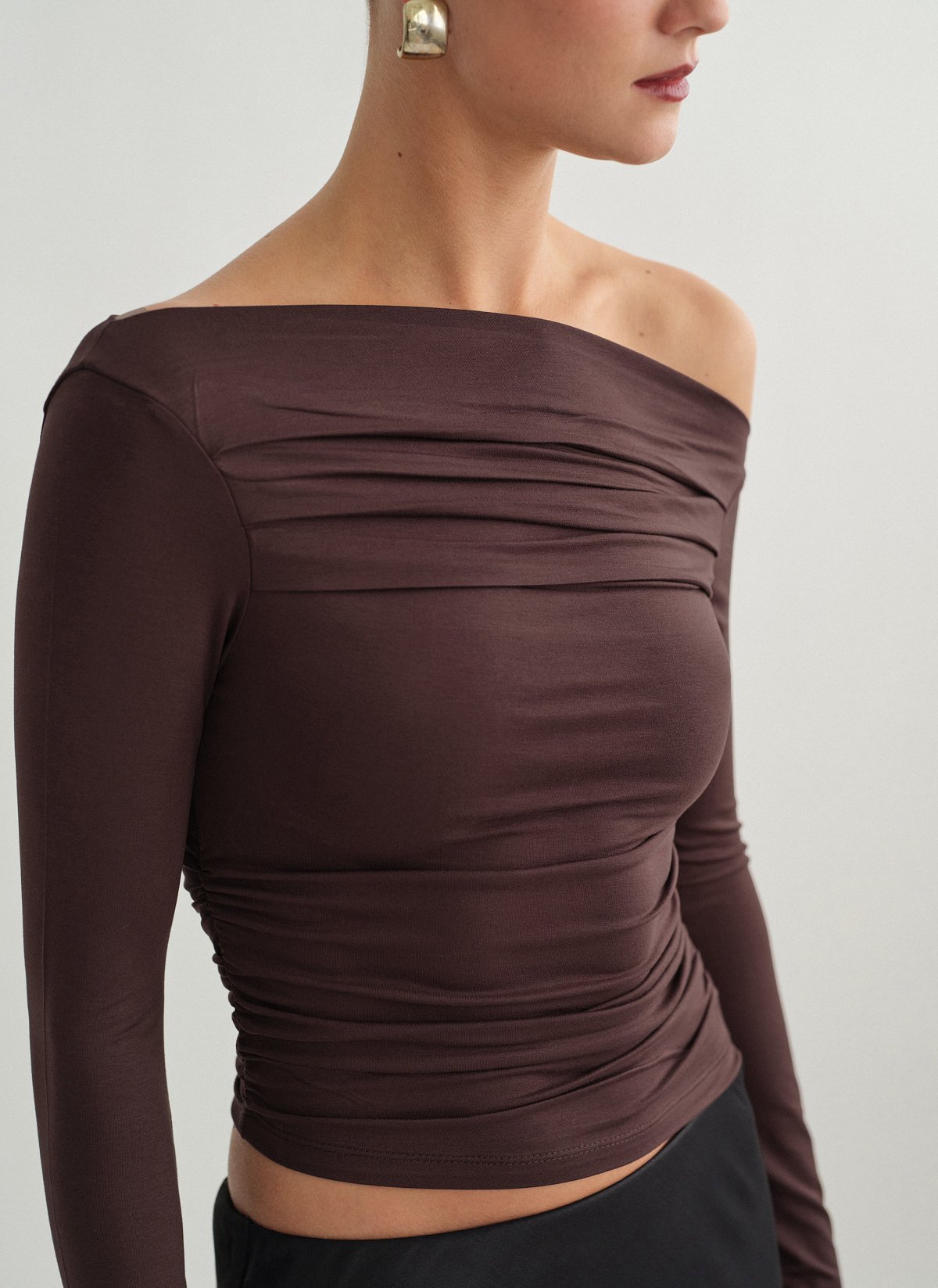 Γυναικεία μακρυμάνικη μπλούζα με λοξό ώμο με σούρες bamboo