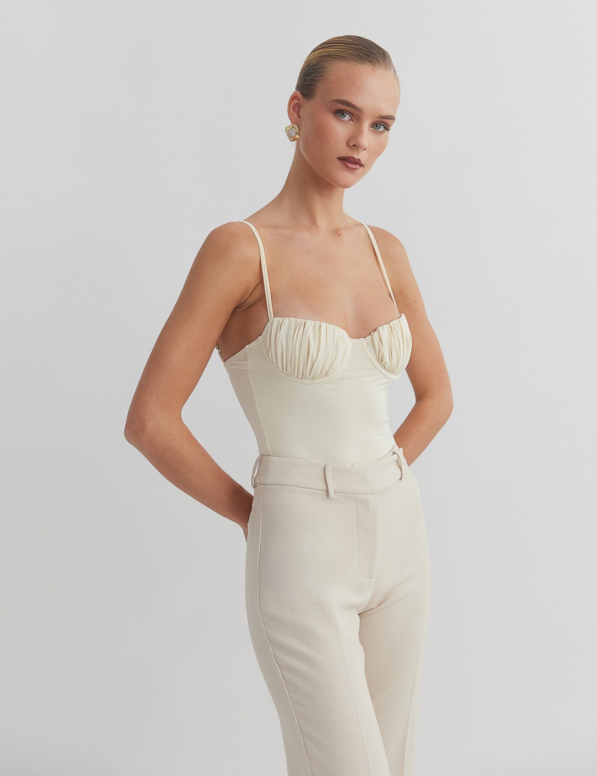 Γυναικείο κορμάκι με τιραντάκι και λεπτομέρεια σούρες