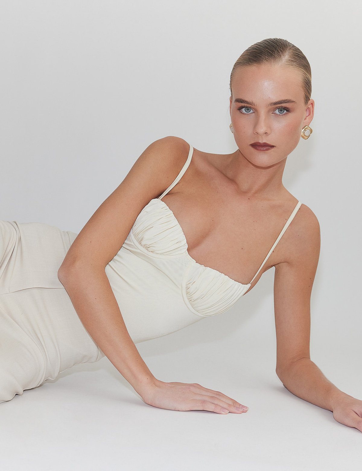 Γυναικείο κορμάκι με τιραντάκι και λεπτομέρεια σούρες