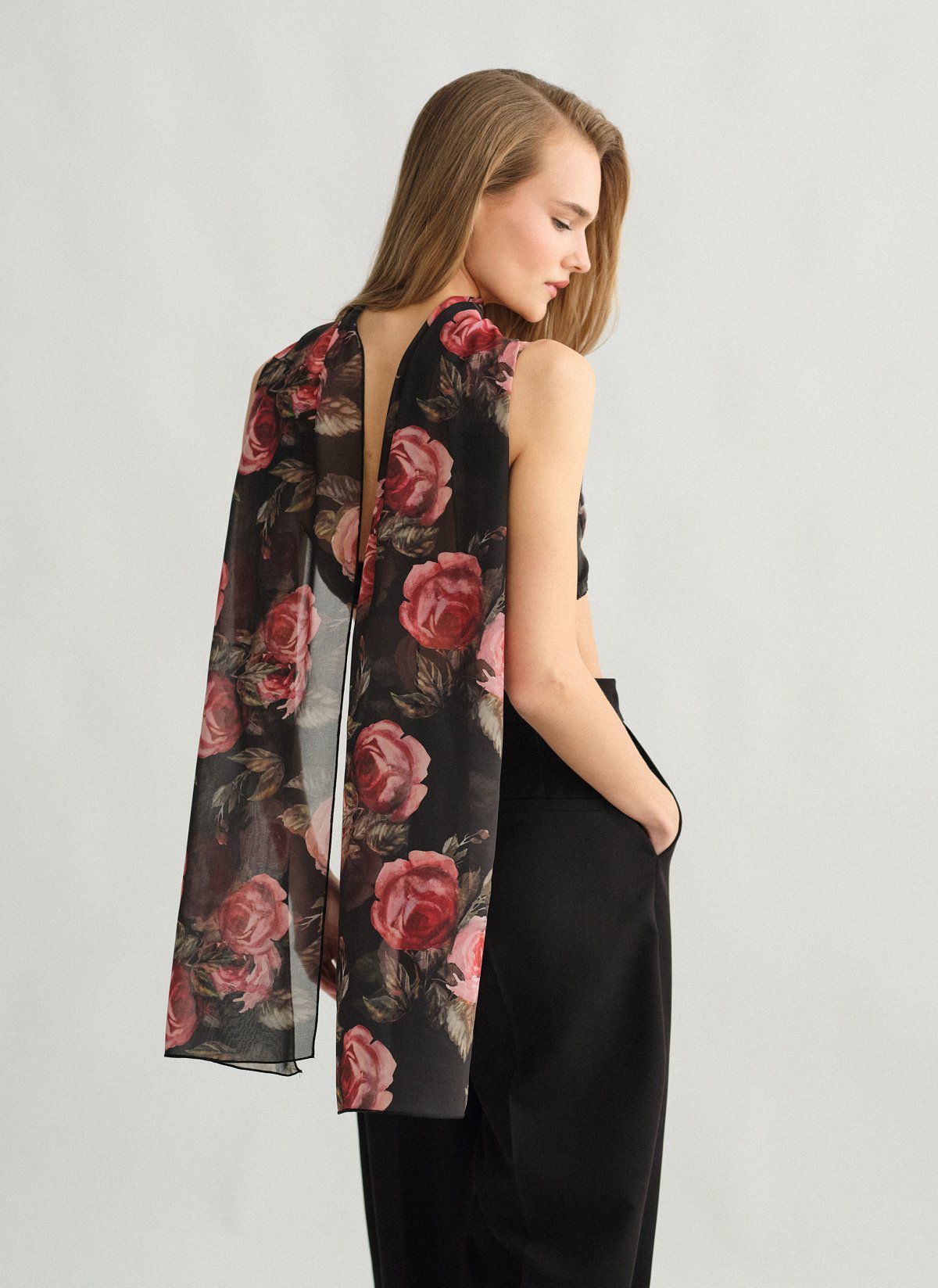 Γυναικείο ημιδιάφανο εμπριμέ μακρύ φουλάρι με all-over floral print