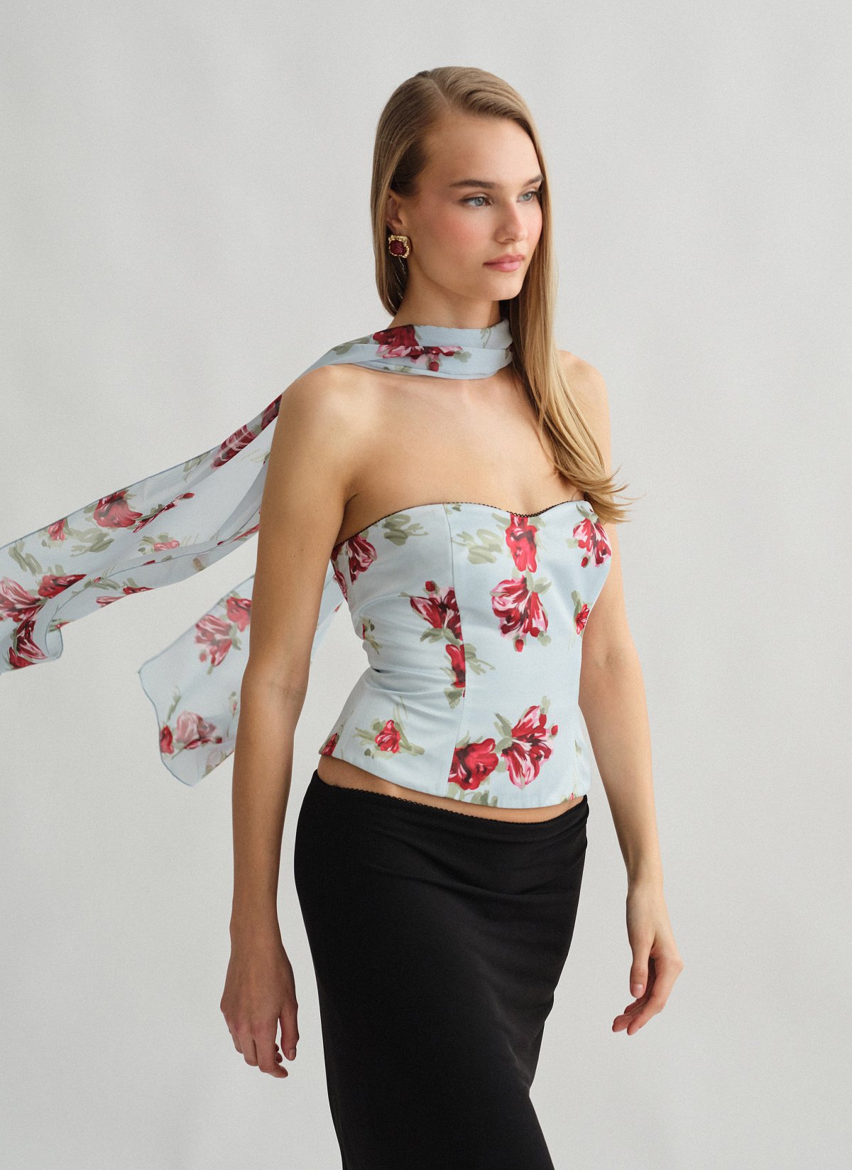 Γυναικείο ημιδιάφανο εμπριμέ μακρύ φουλάρι με all-over floral print