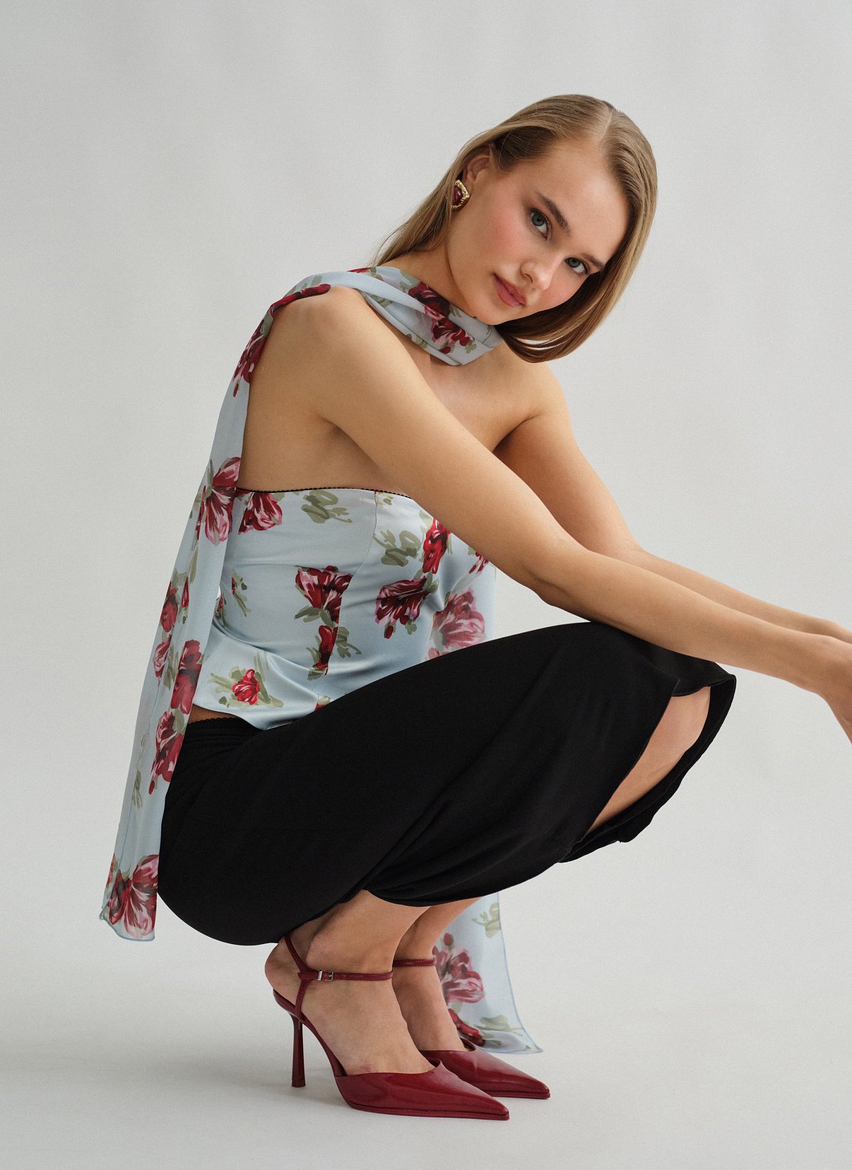 Γυναικείο ημιδιάφανο εμπριμέ μακρύ φουλάρι με all-over floral print