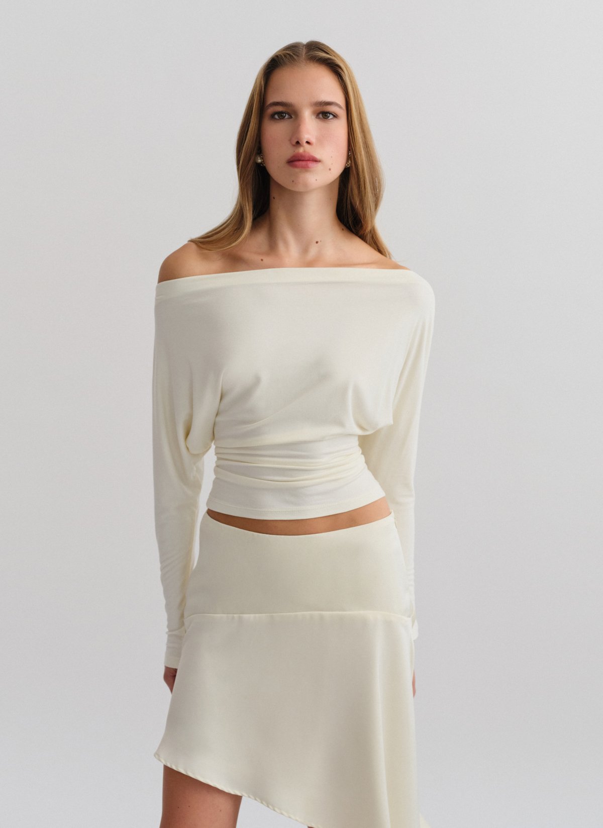 Bamboo fitted off-shoulder blouse-4