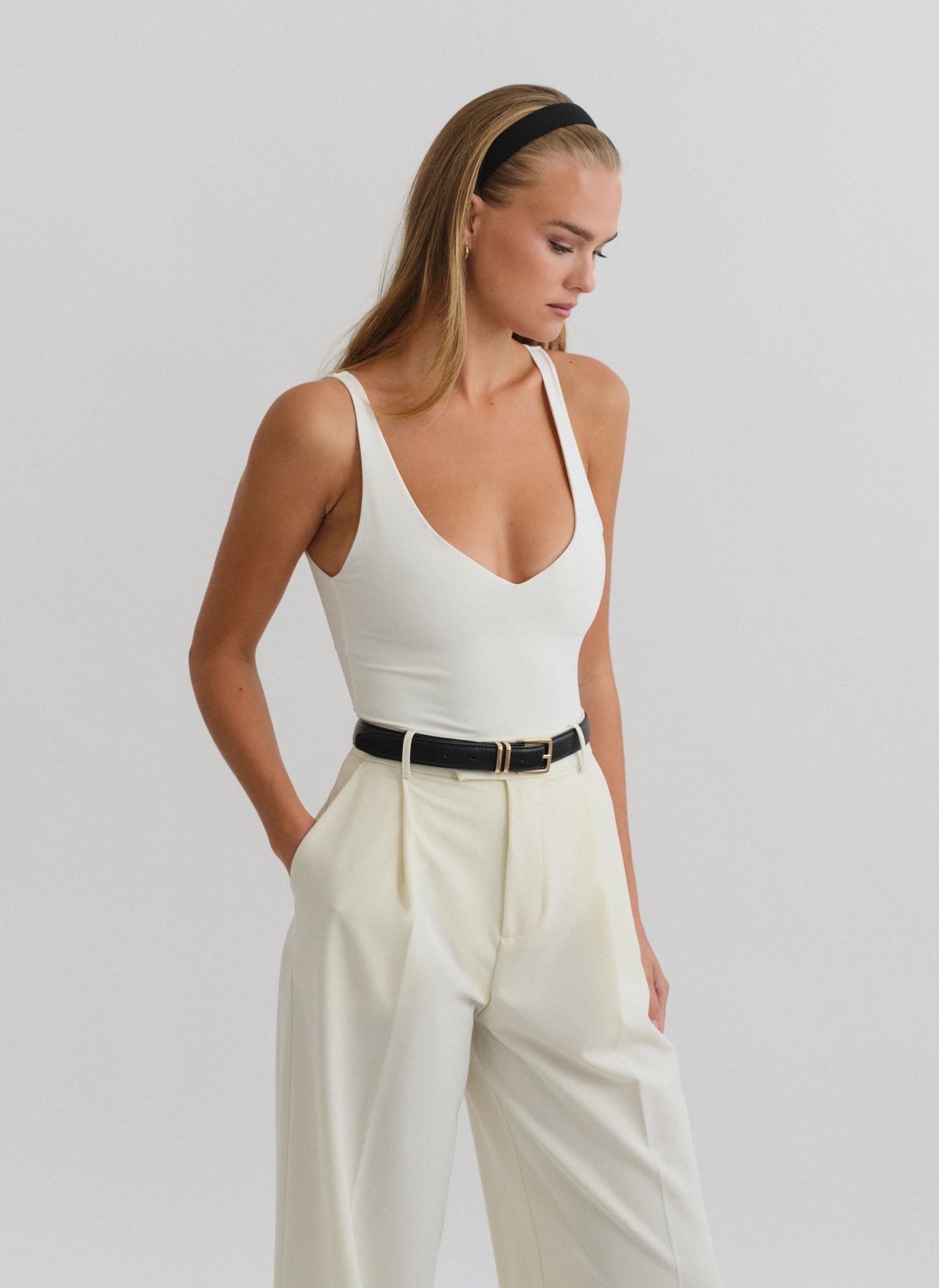 Bodysuit with V-cut neckline-5