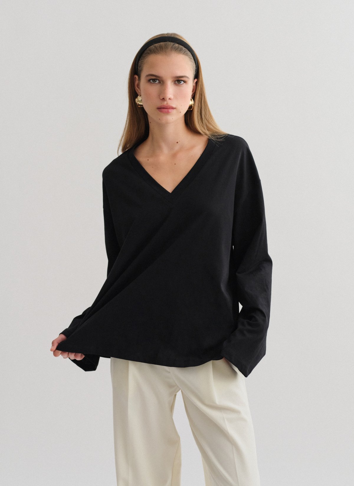 Longsleeve blouse with V-cut neckline-17