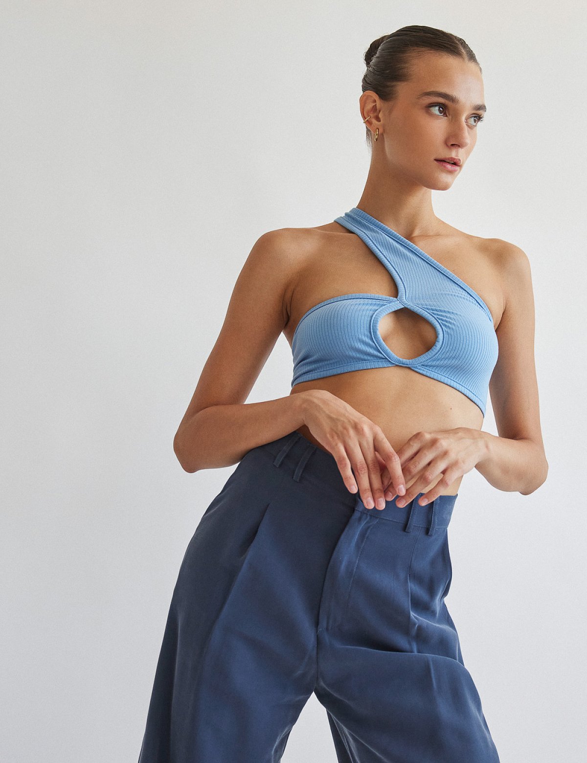 Γυναικείο ριπ cut-out τοπ με έναν ώμο και ασύμμετρη λαιμόκοψη