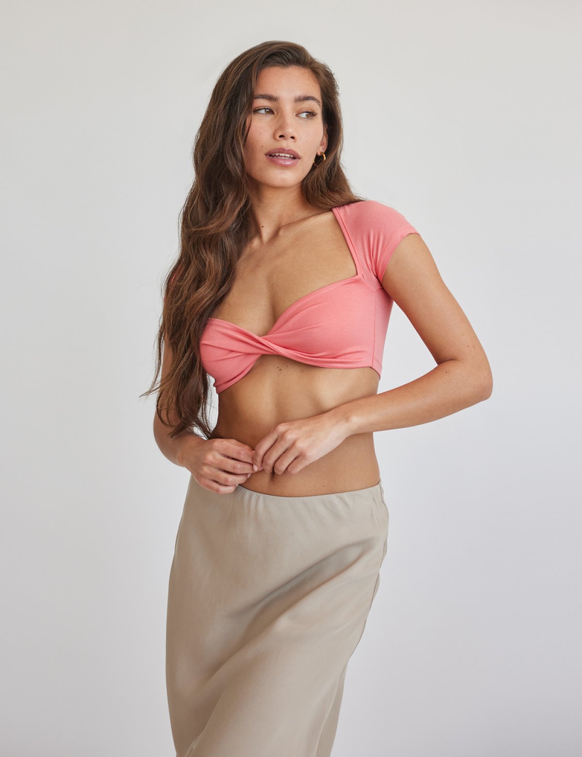 Γυναικείο crop τοπ με ανεστραμμένο ντεκολτέ