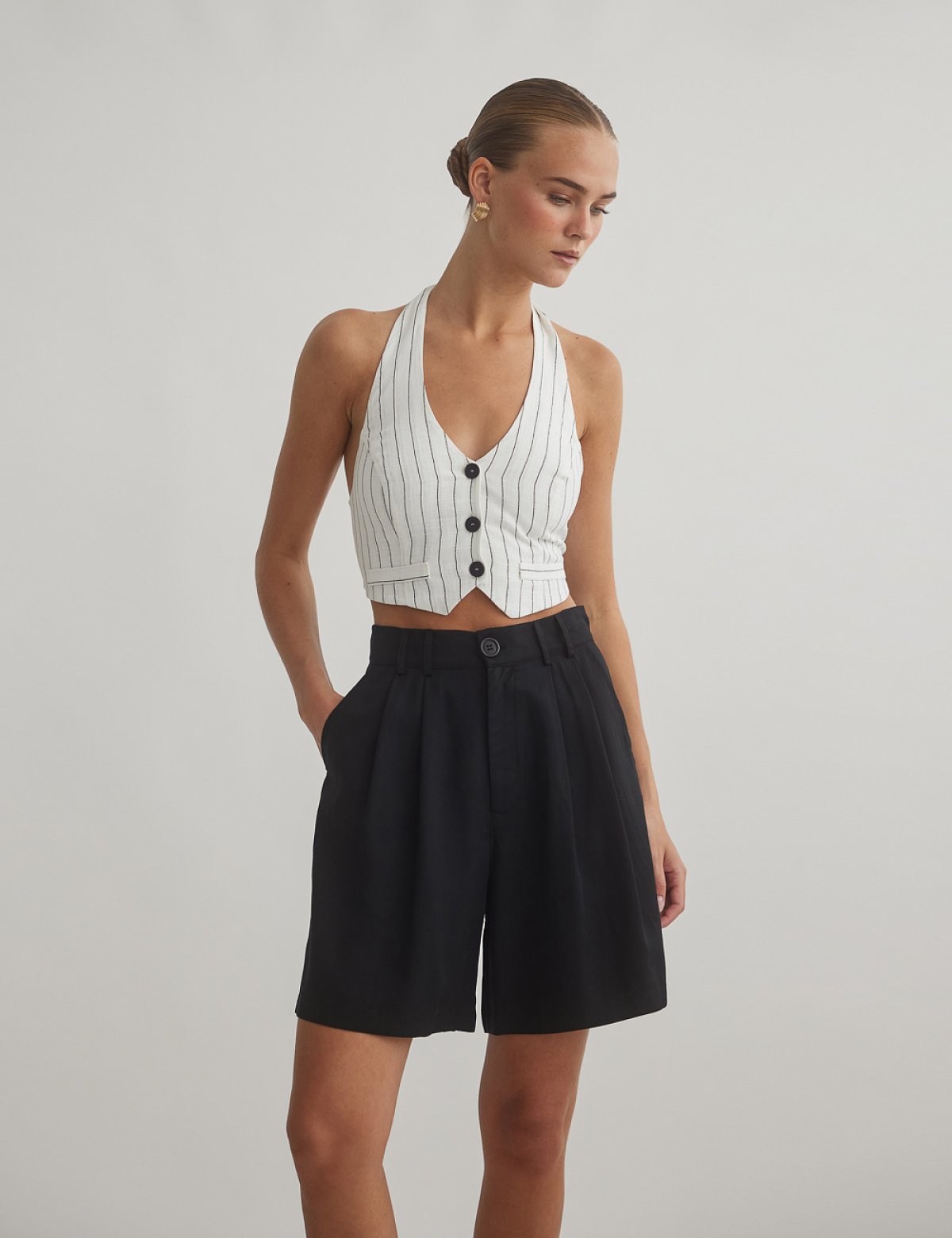 Γυναικεία ψηλόμεση υφασμάτινη βερμούδα