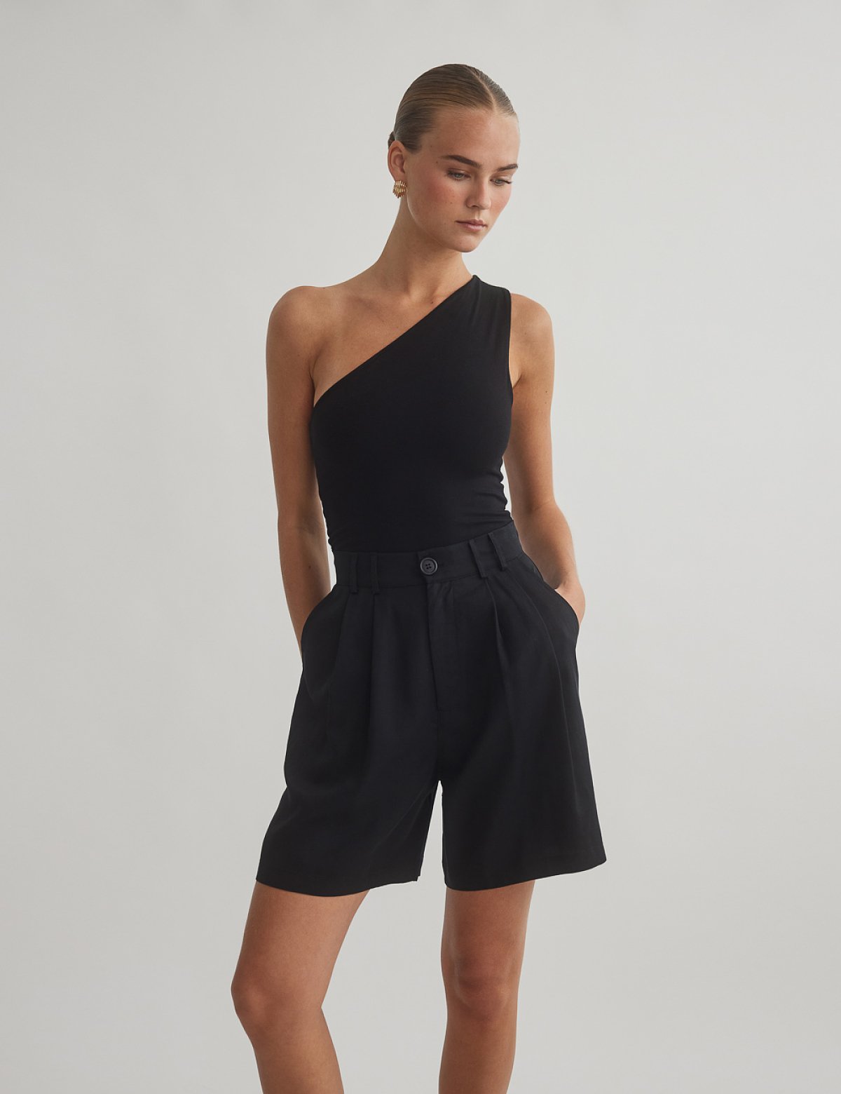 Γυναικεία ψηλόμεση υφασμάτινη βερμούδα