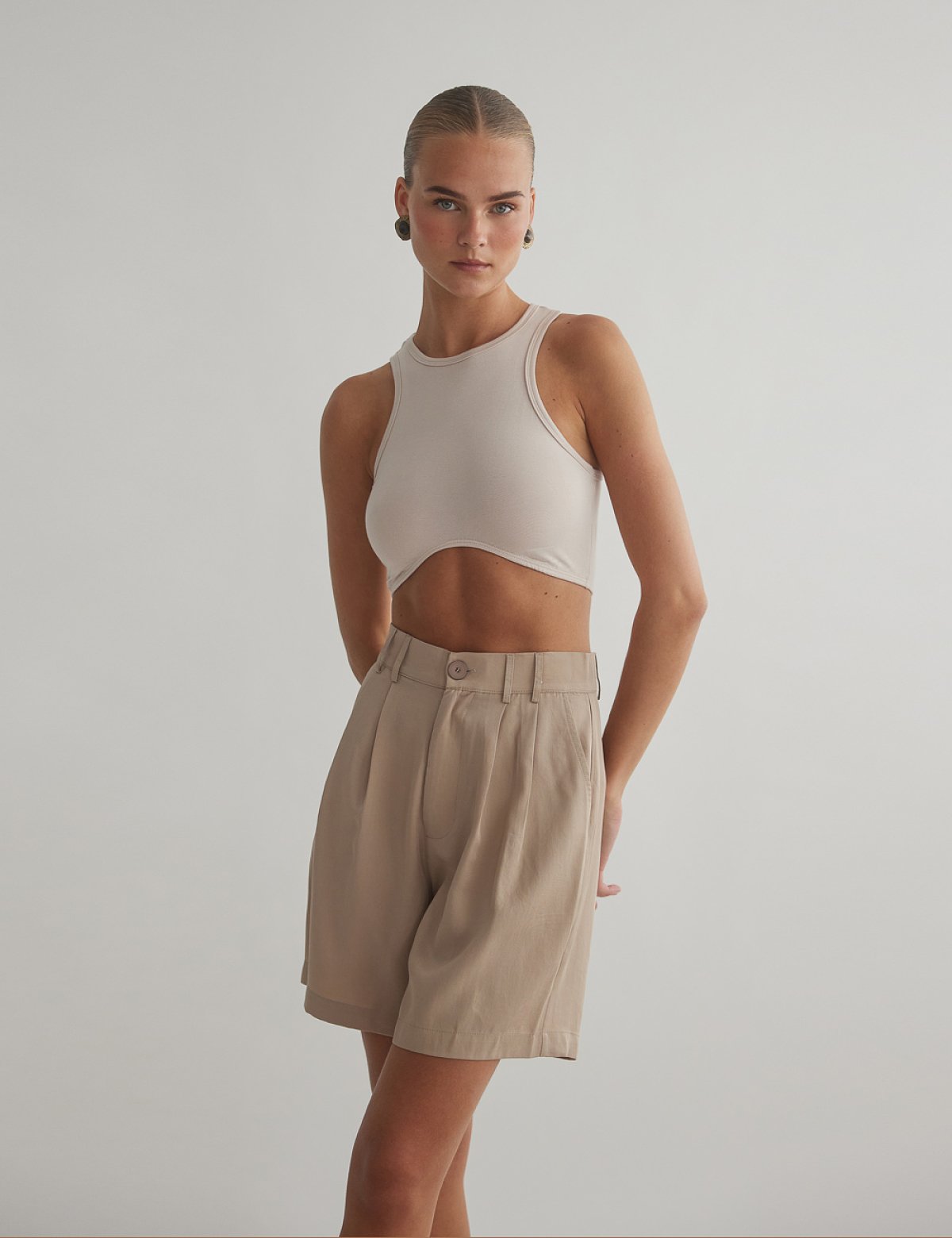 Γυναικεία ψηλόμεση υφασμάτινη βερμούδα