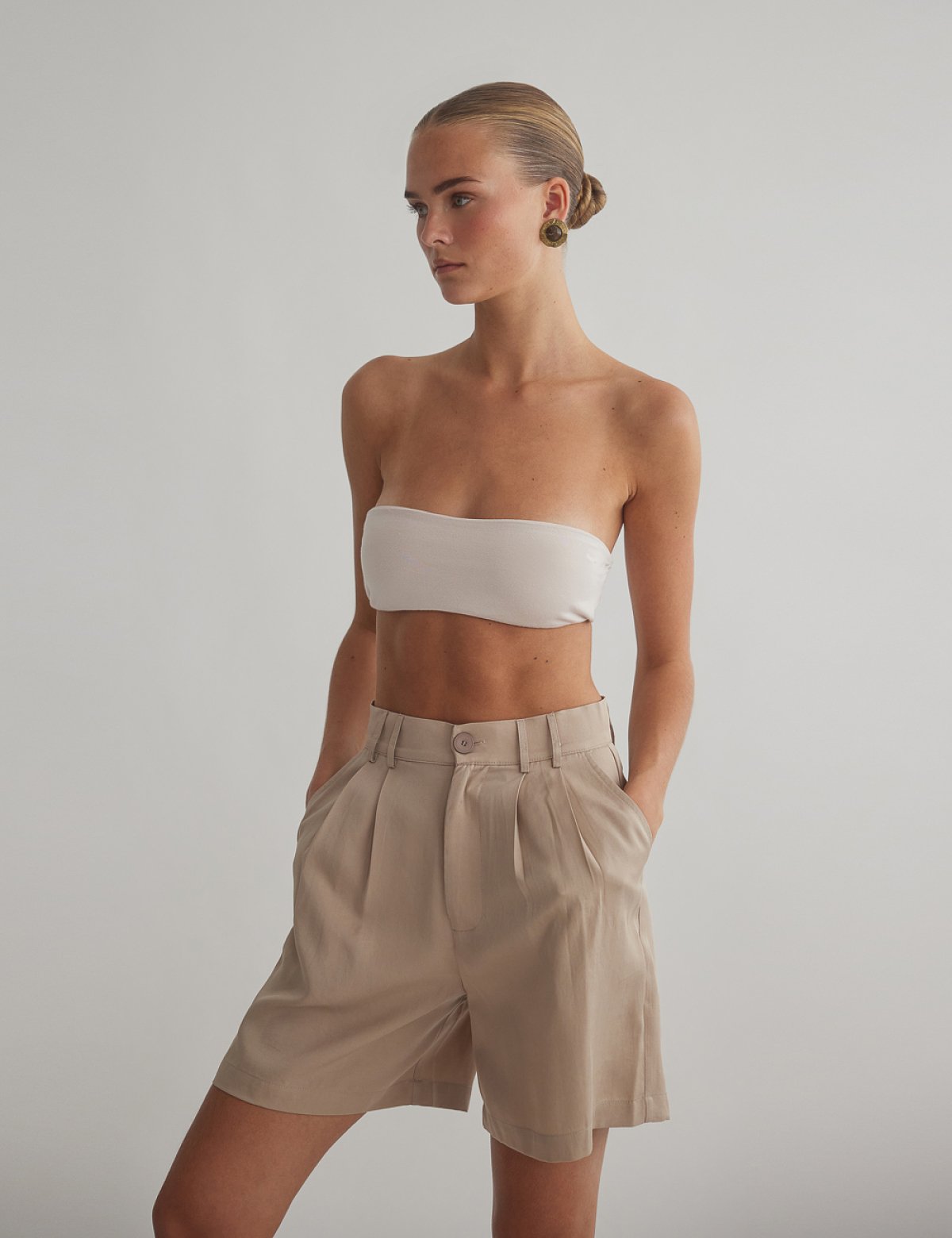 Γυναικεία ψηλόμεση υφασμάτινη βερμούδα