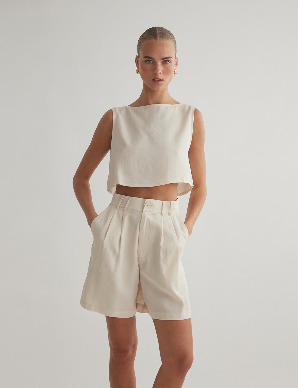 Γυναικεία ψηλόμεση υφασμάτινη βερμούδα