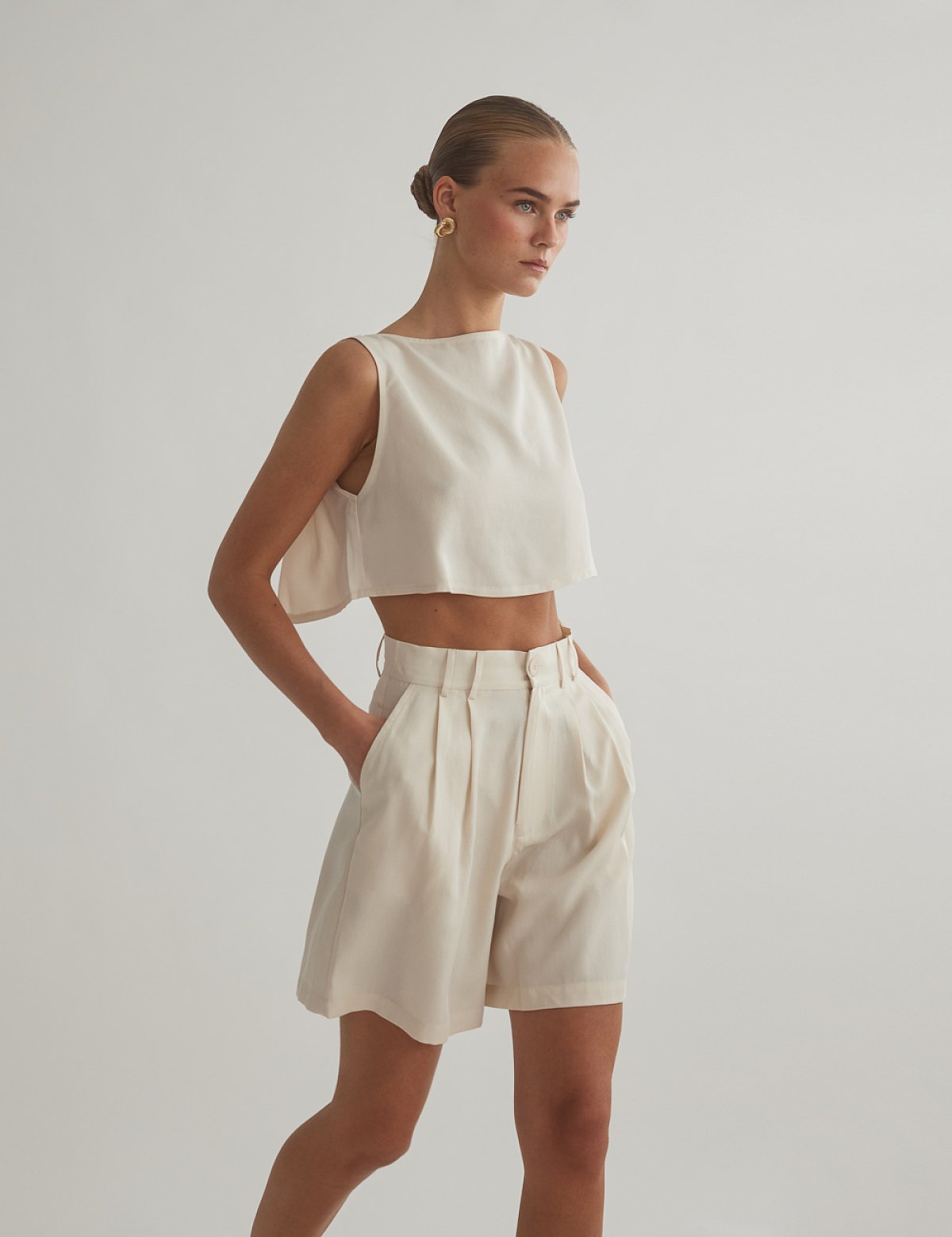 Γυναικεία ψηλόμεση υφασμάτινη βερμούδα