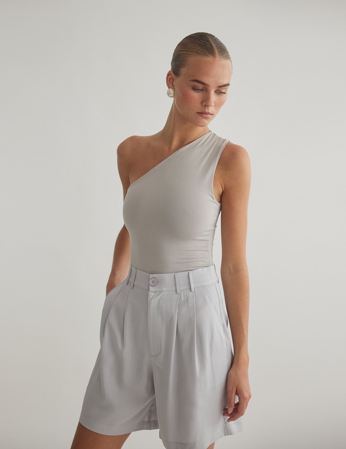 Γυναικεία ψηλόμεση υφασμάτινη βερμούδα