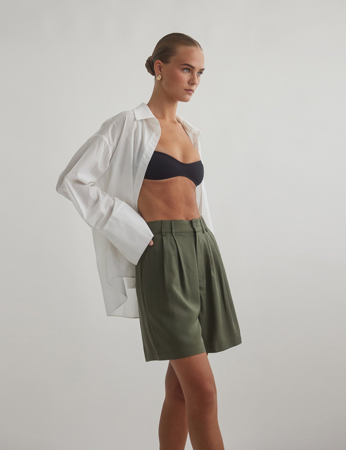 Γυναικεία ψηλόμεση υφασμάτινη βερμούδα