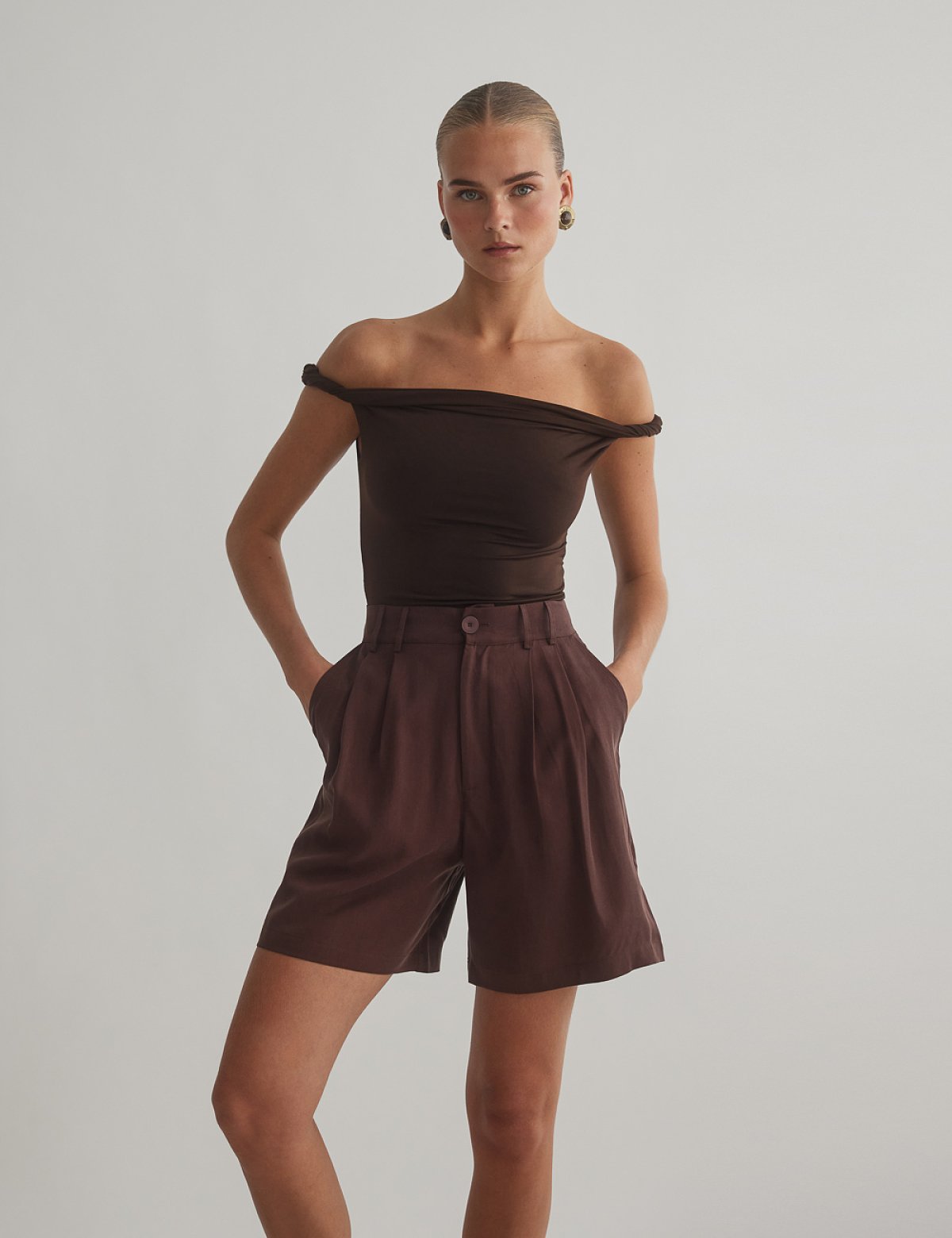 Γυναικεία ψηλόμεση υφασμάτινη βερμούδα